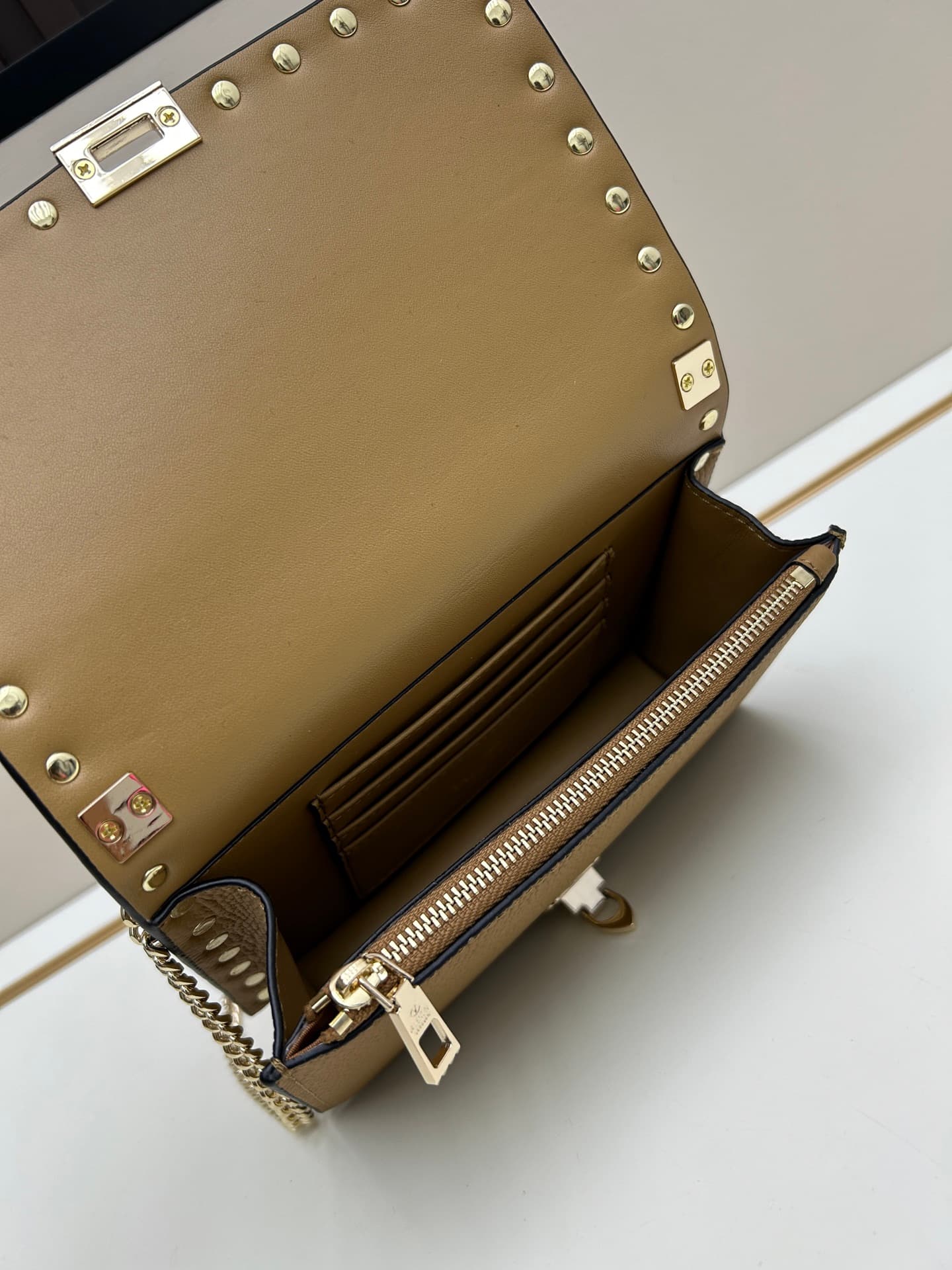 C8270 .New❤Garavani Rockstud Small leather satchel, with its iconic hook closure design — image 7