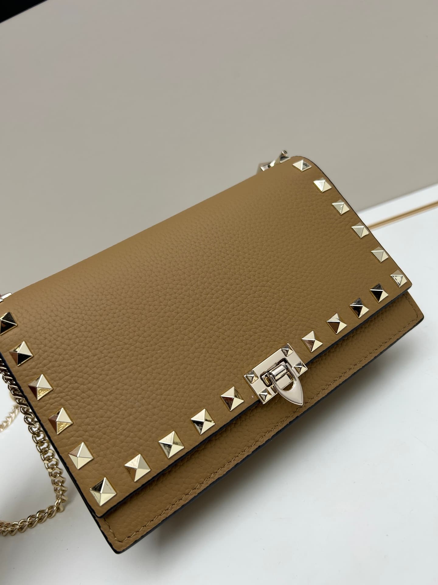 C8270 .New❤Garavani Rockstud Small leather satchel, with its iconic hook closure design — image 3