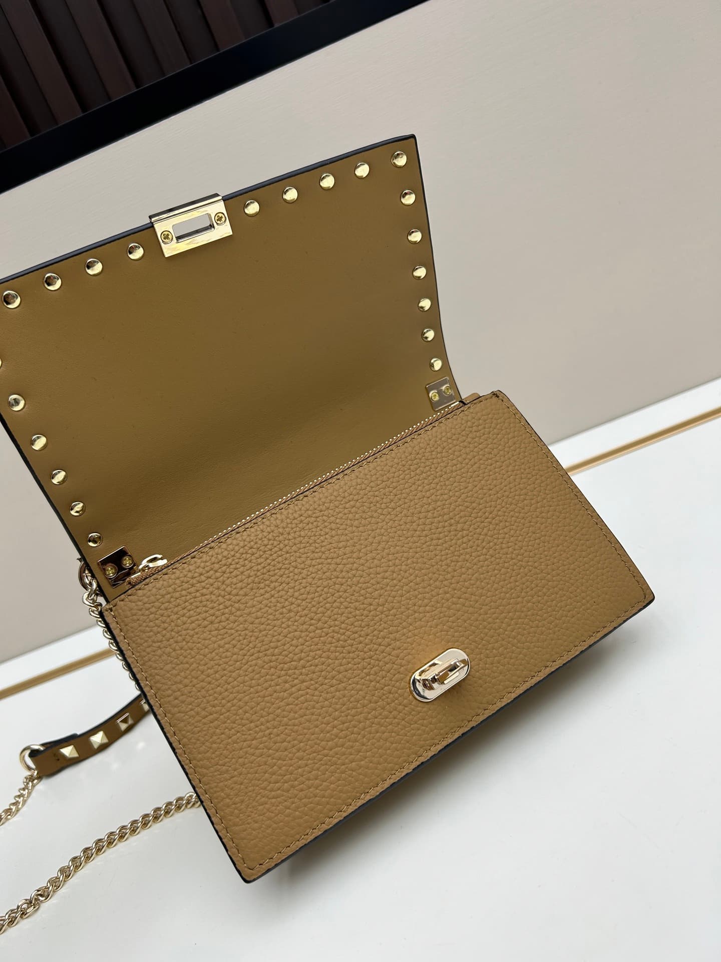 C8270 .New❤Garavani Rockstud Small leather satchel, with its iconic hook closure design — image 6