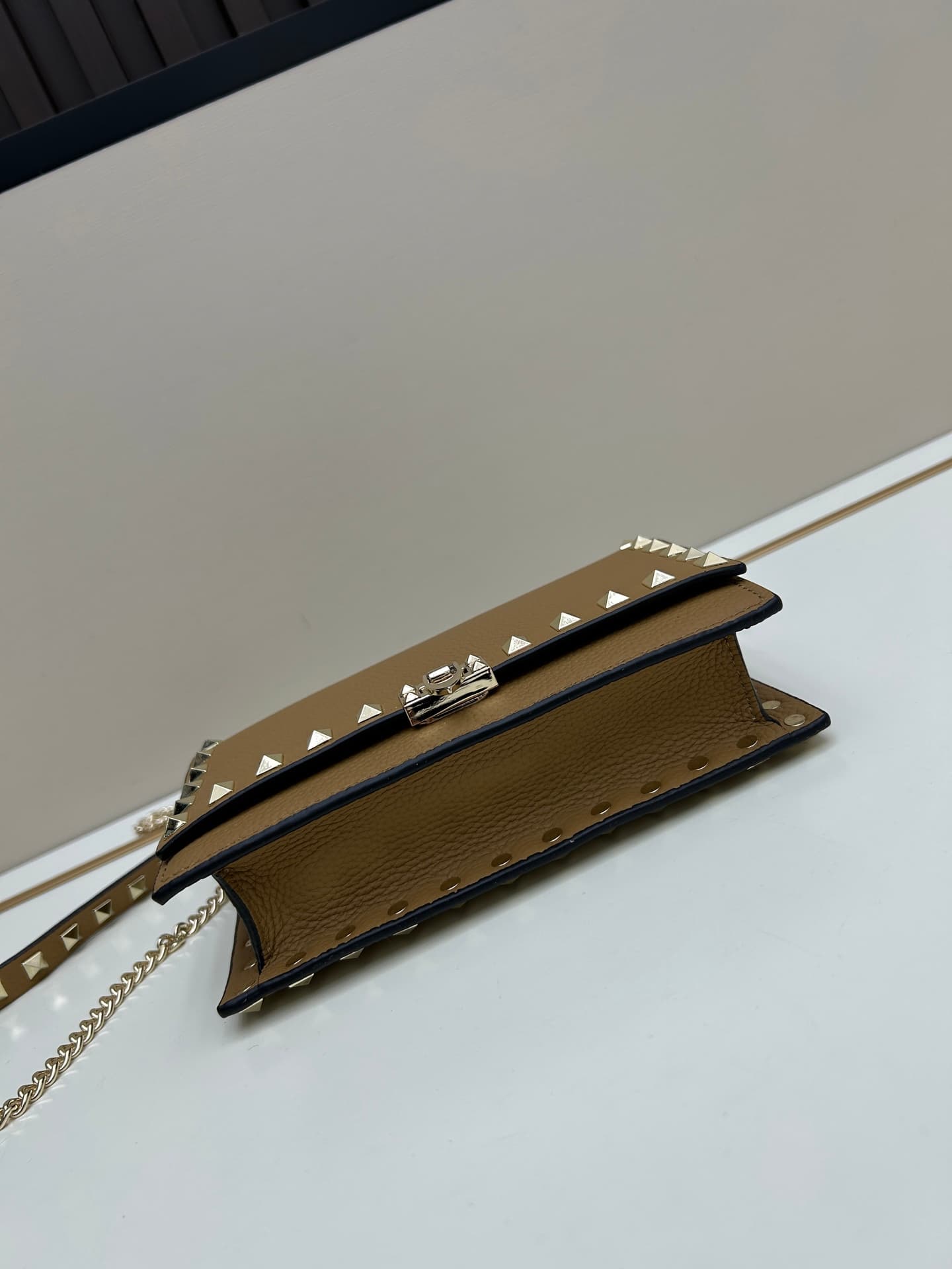 C8270 .New❤Garavani Rockstud Small leather satchel, with its iconic hook closure design — image 4