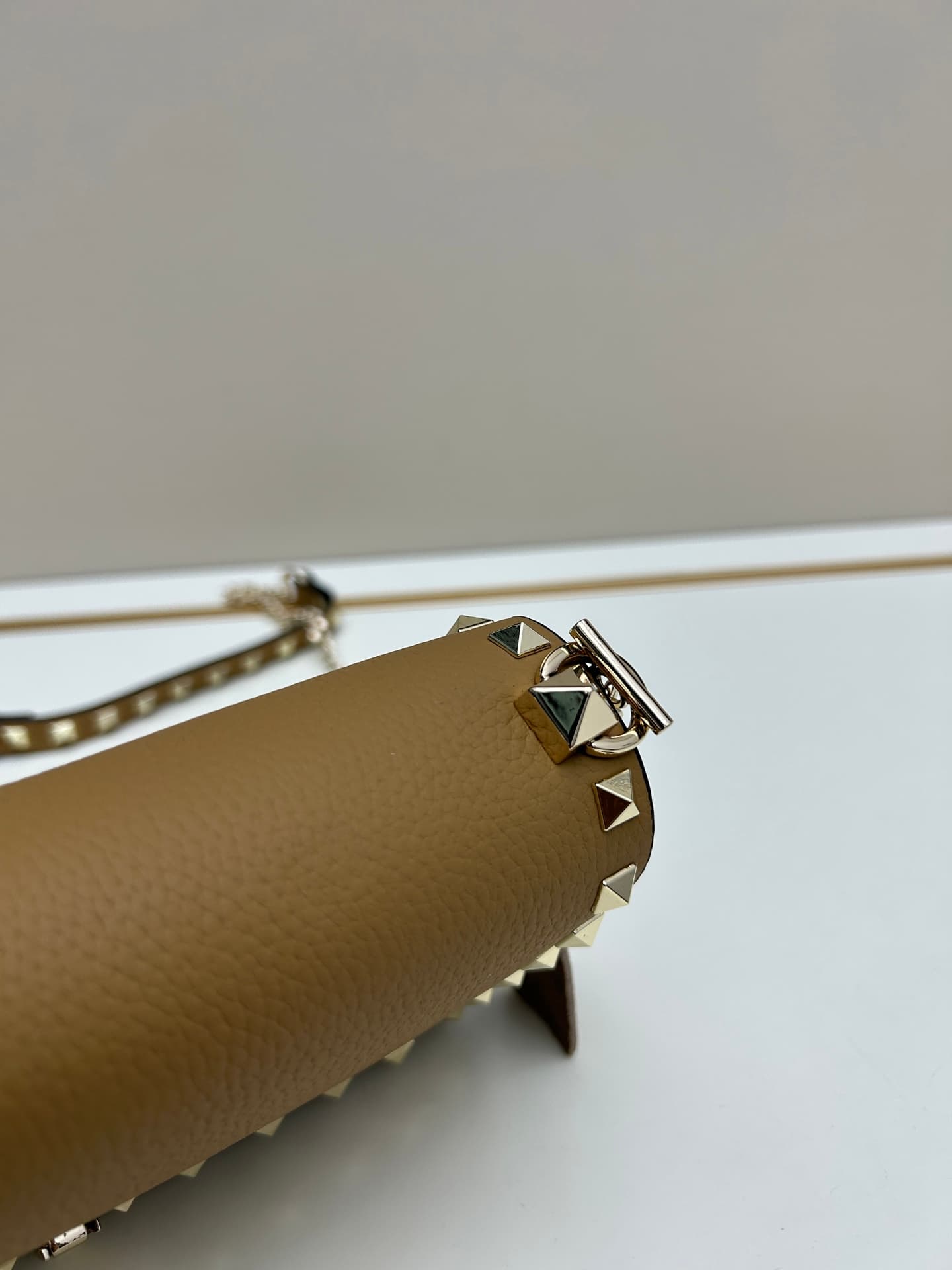 C8270 .New❤Garavani Rockstud Small leather satchel, with its iconic hook closure design — image 5