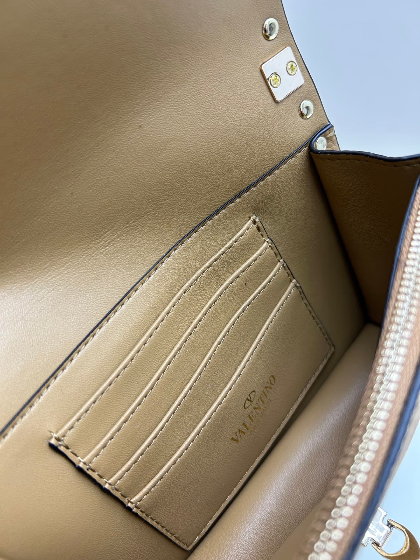 C8270 .New❤Garavani Rockstud Small leather satchel, with its iconic hook closure design — image 8