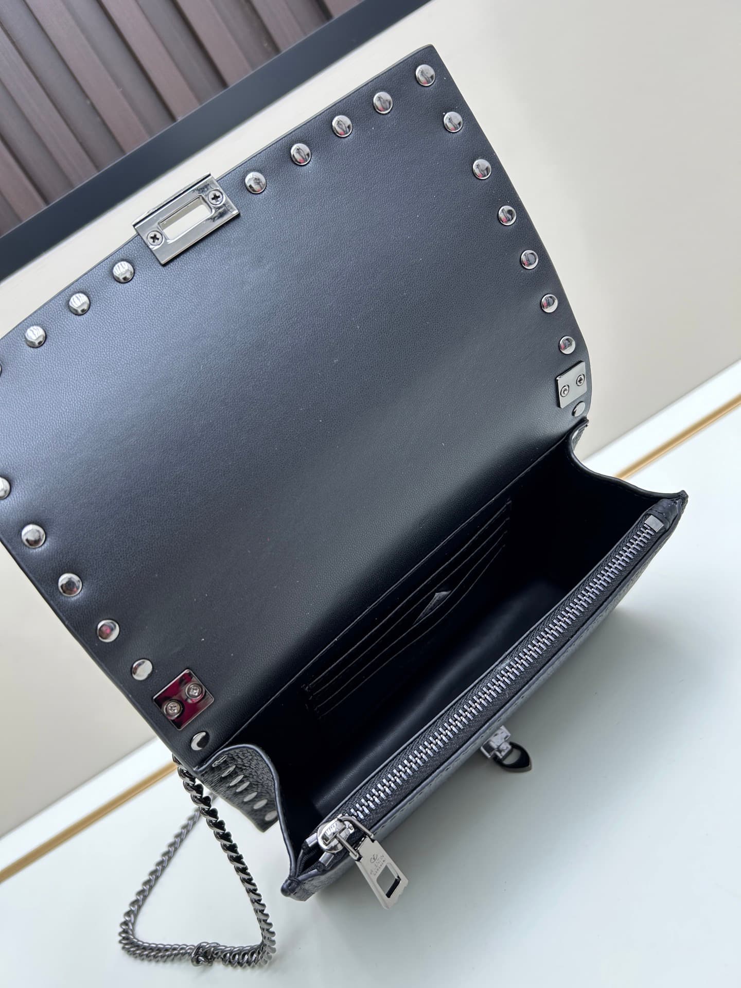 C8269 .New❤Garavani Rockstud Small size cowhide crossbody bag, featuring the iconic hook closure design — image 7