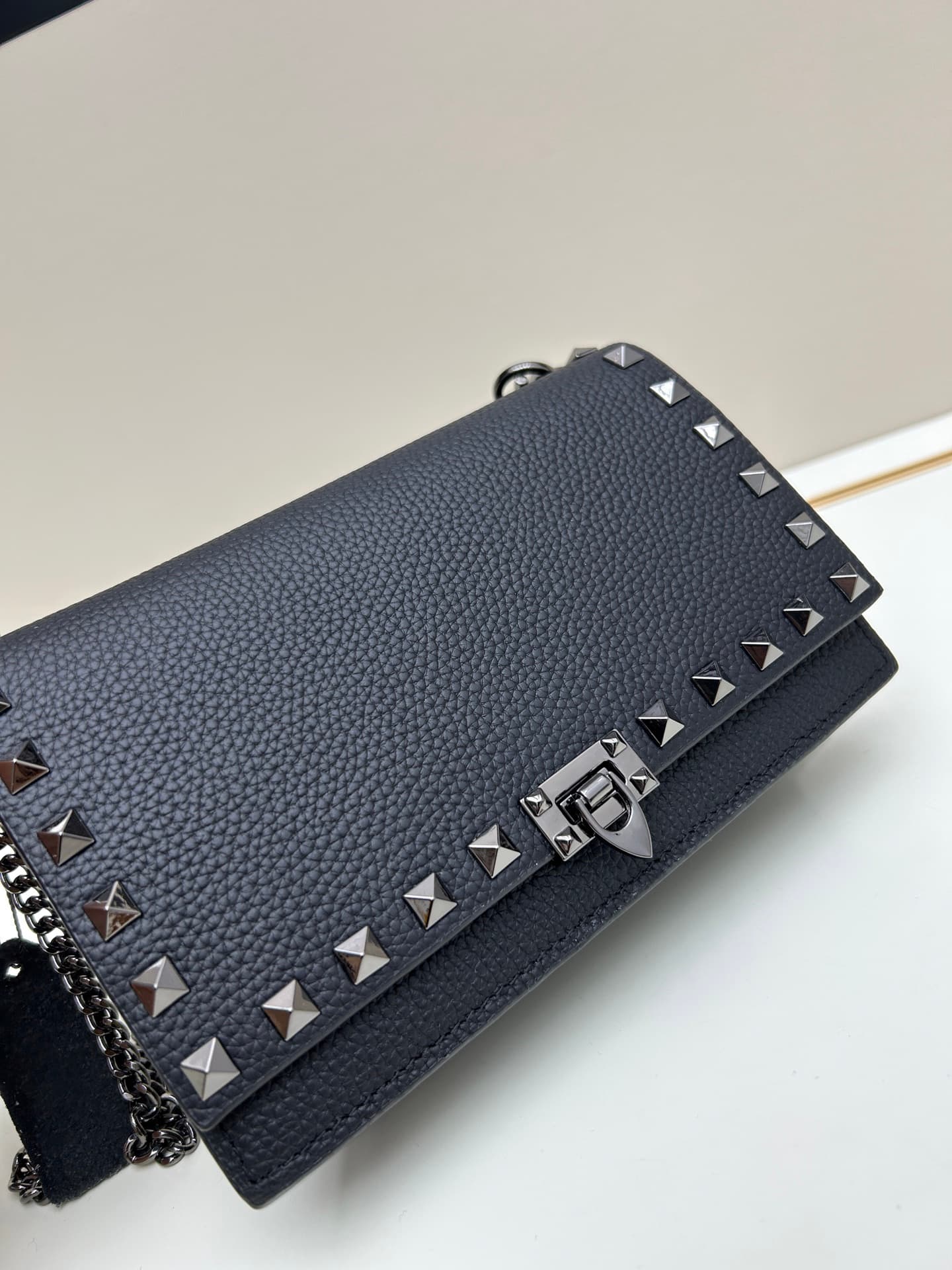 C8269 .New❤Garavani Rockstud Small size cowhide crossbody bag, featuring the iconic hook closure design — image 3