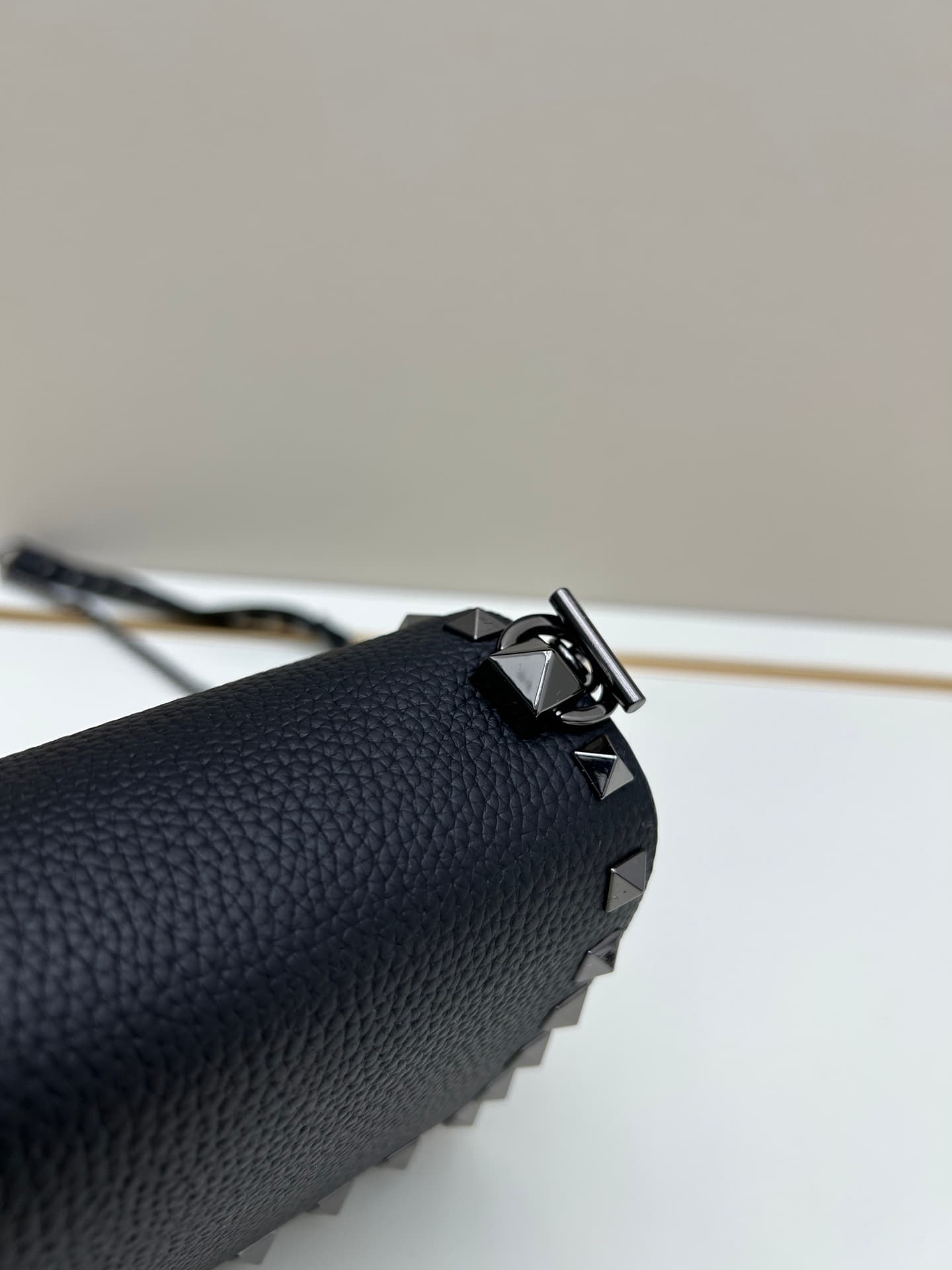 C8269 .New❤Garavani Rockstud Small size cowhide crossbody bag, featuring the iconic hook closure design — image 5