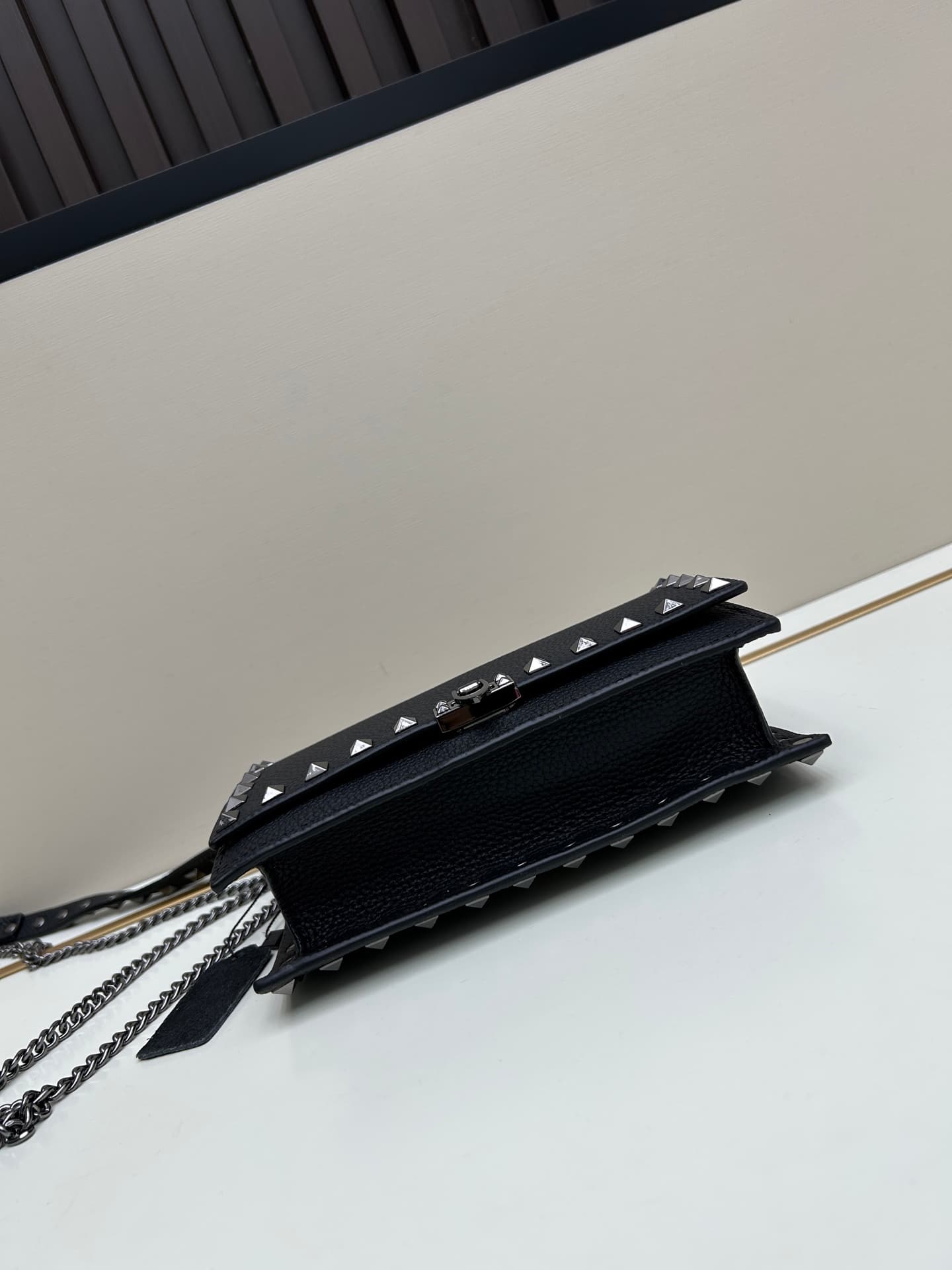 C8269 .New❤Garavani Rockstud Small size cowhide crossbody bag, featuring the iconic hook closure design — image 4