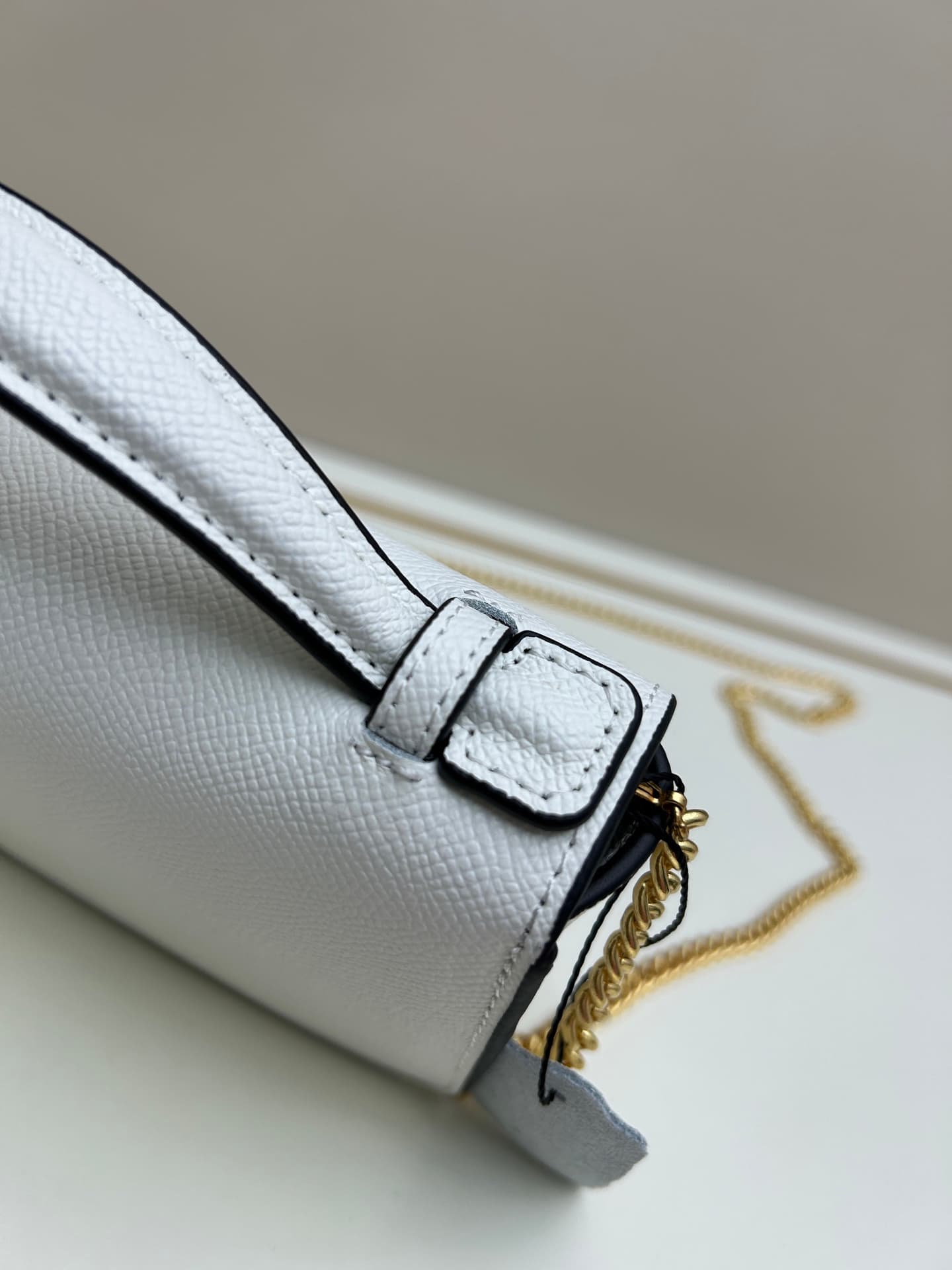 C8277 ¥, New product Valent**o Garavani V-ring design with a chain: Made from high-quality cowhide leather with distinctive V-shaped logo; can be carried by hand; detachable iron chain; flip-up feature with an insertable magnetic clasp; multiple layers in — image 4