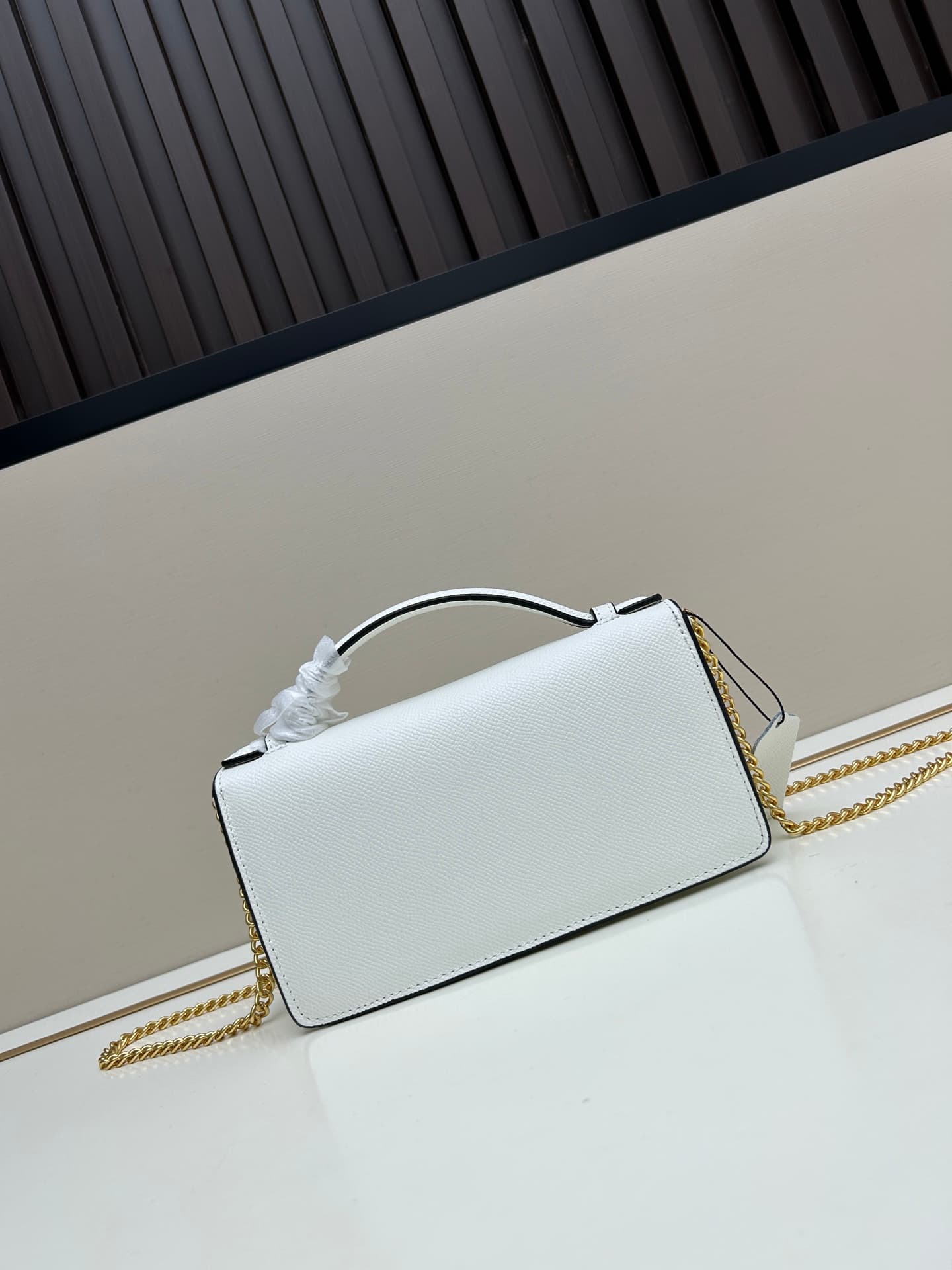 C8277 ¥, New product Valent**o Garavani V-ring design with a chain: Made from high-quality cowhide leather with distinctive V-shaped logo; can be carried by hand; detachable iron chain; flip-up feature with an insertable magnetic clasp; multiple layers in — image 3