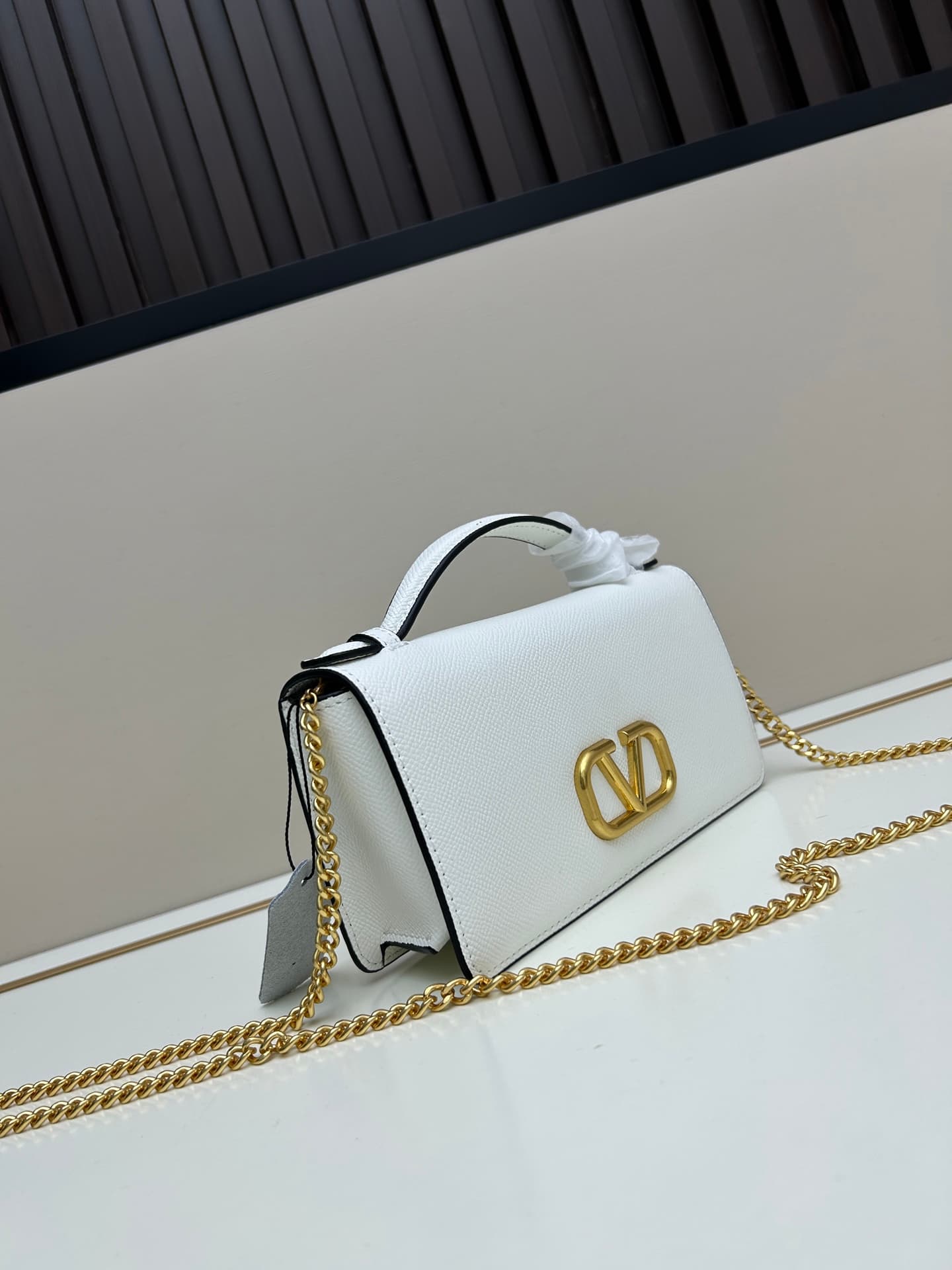 C8277 ¥, New product Valent**o Garavani V-ring design with a chain: Made from high-quality cowhide leather with distinctive V-shaped logo; can be carried by hand; detachable iron chain; flip-up feature with an insertable magnetic clasp; multiple layers in — image 2