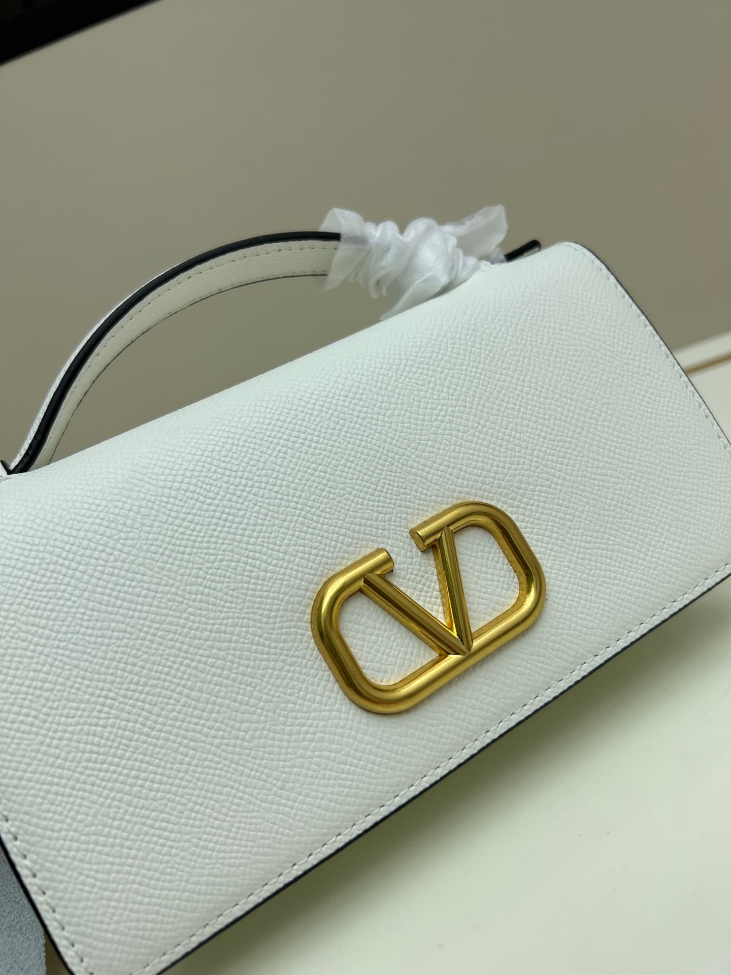 C8277 ¥, New product Valent**o Garavani V-ring design with a chain: Made from high-quality cowhide leather with distinctive V-shaped logo; can be carried by hand; detachable iron chain; flip-up feature with an insertable magnetic clasp; multiple layers in — image 5