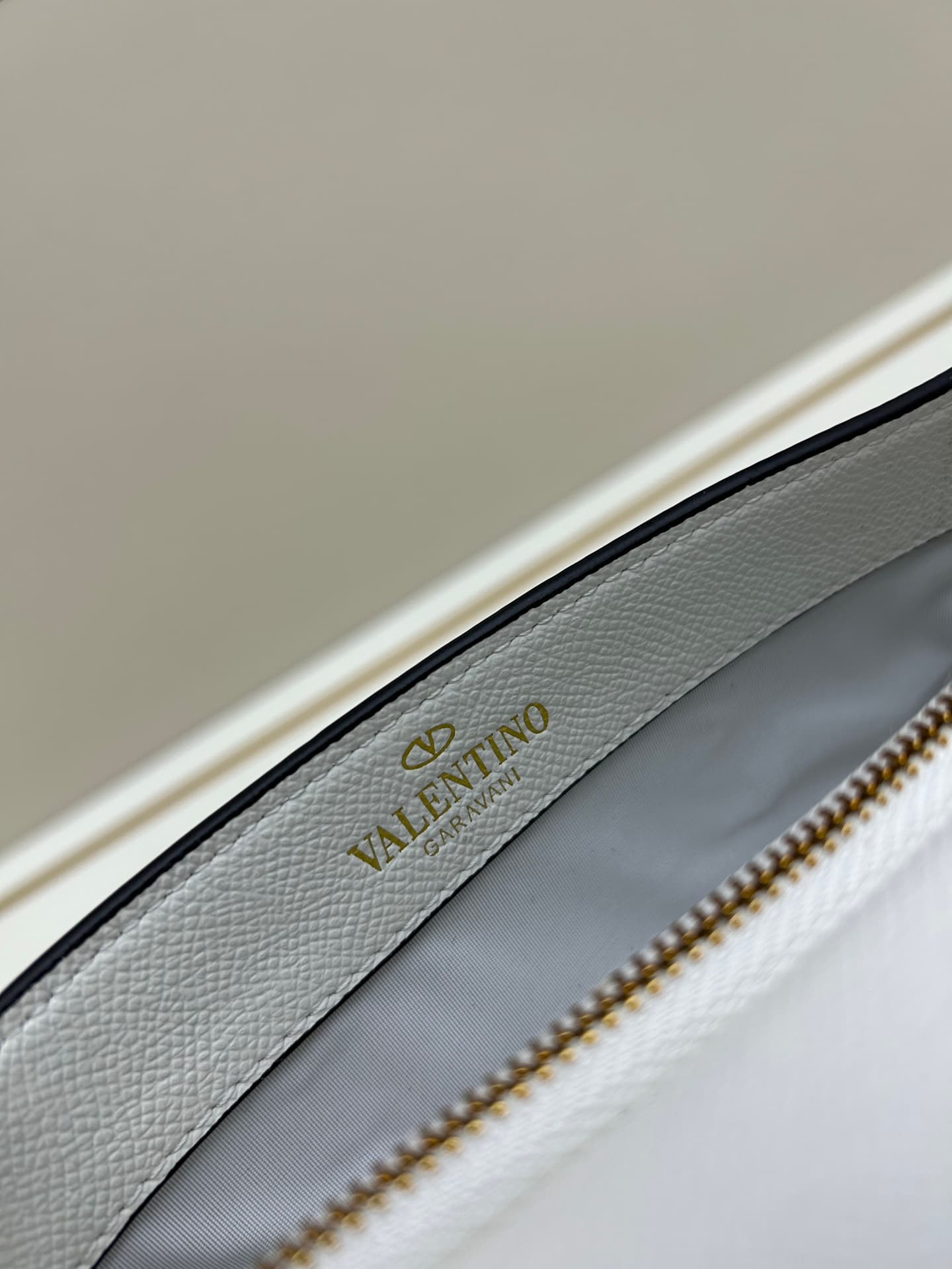 C8277 ¥, New product Valent**o Garavani V-ring design with a chain: Made from high-quality cowhide leather with distinctive V-shaped logo; can be carried by hand; detachable iron chain; flip-up feature with an insertable magnetic clasp; multiple layers in — image 8