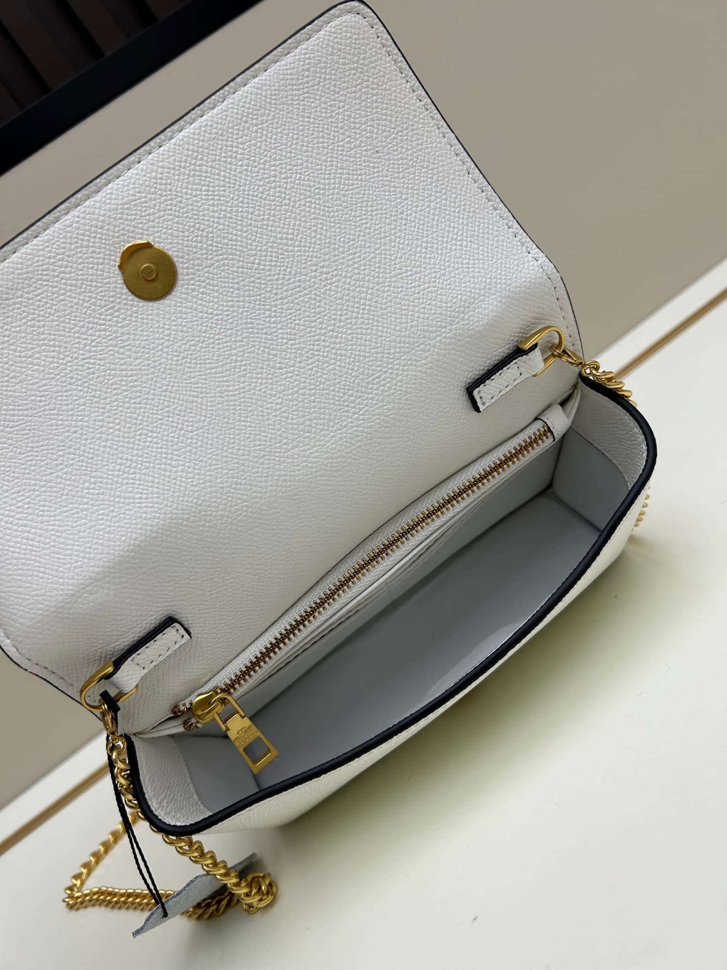 C8277 ¥, New product Valent**o Garavani V-ring design with a chain: Made from high-quality cowhide leather with distinctive V-shaped logo; can be carried by hand; detachable iron chain; flip-up feature with an insertable magnetic clasp; multiple layers in — image 7