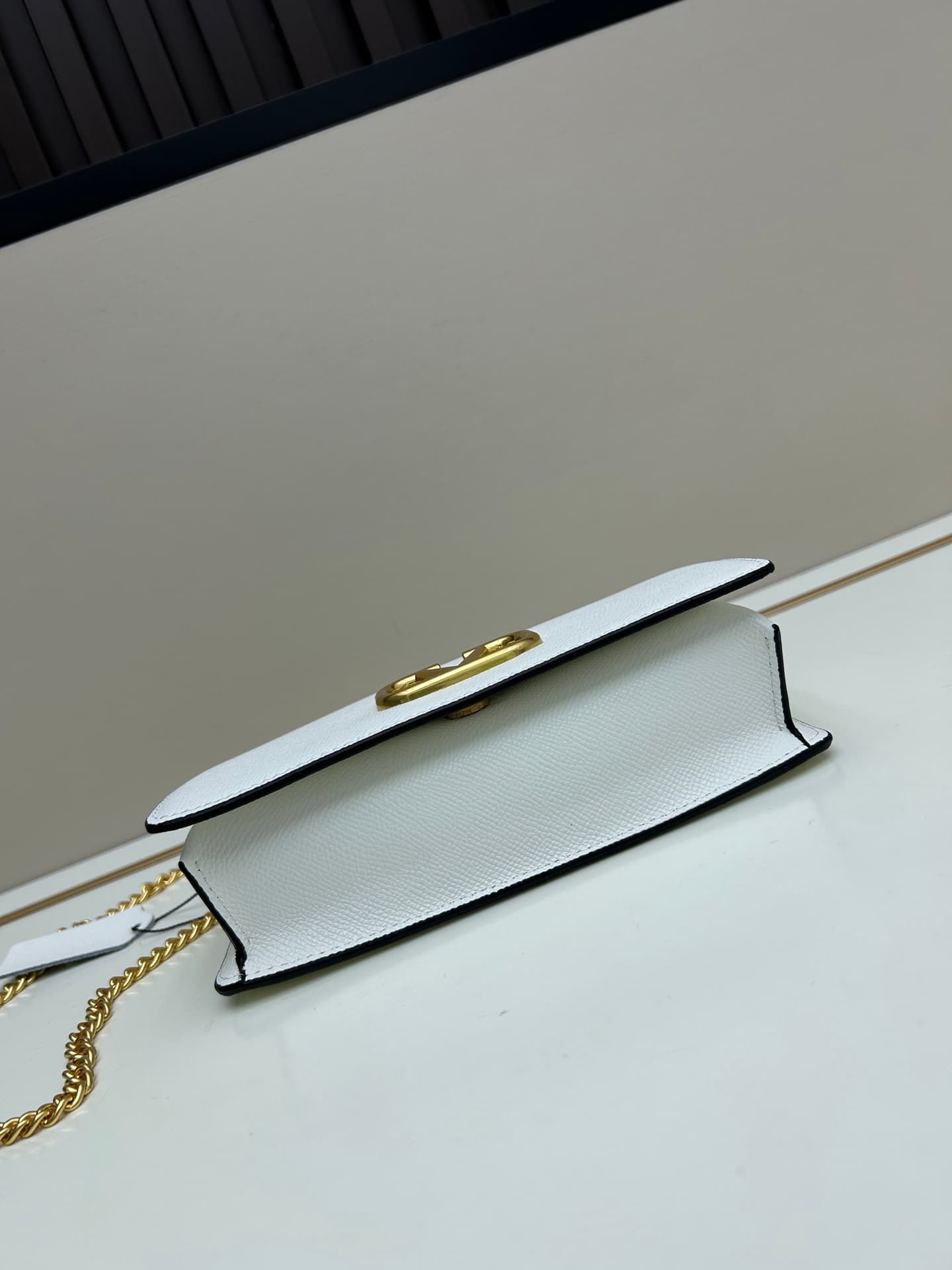 C8277 ¥, New product Valent**o Garavani V-ring design with a chain: Made from high-quality cowhide leather with distinctive V-shaped logo; can be carried by hand; detachable iron chain; flip-up feature with an insertable magnetic clasp; multiple layers in — image 6