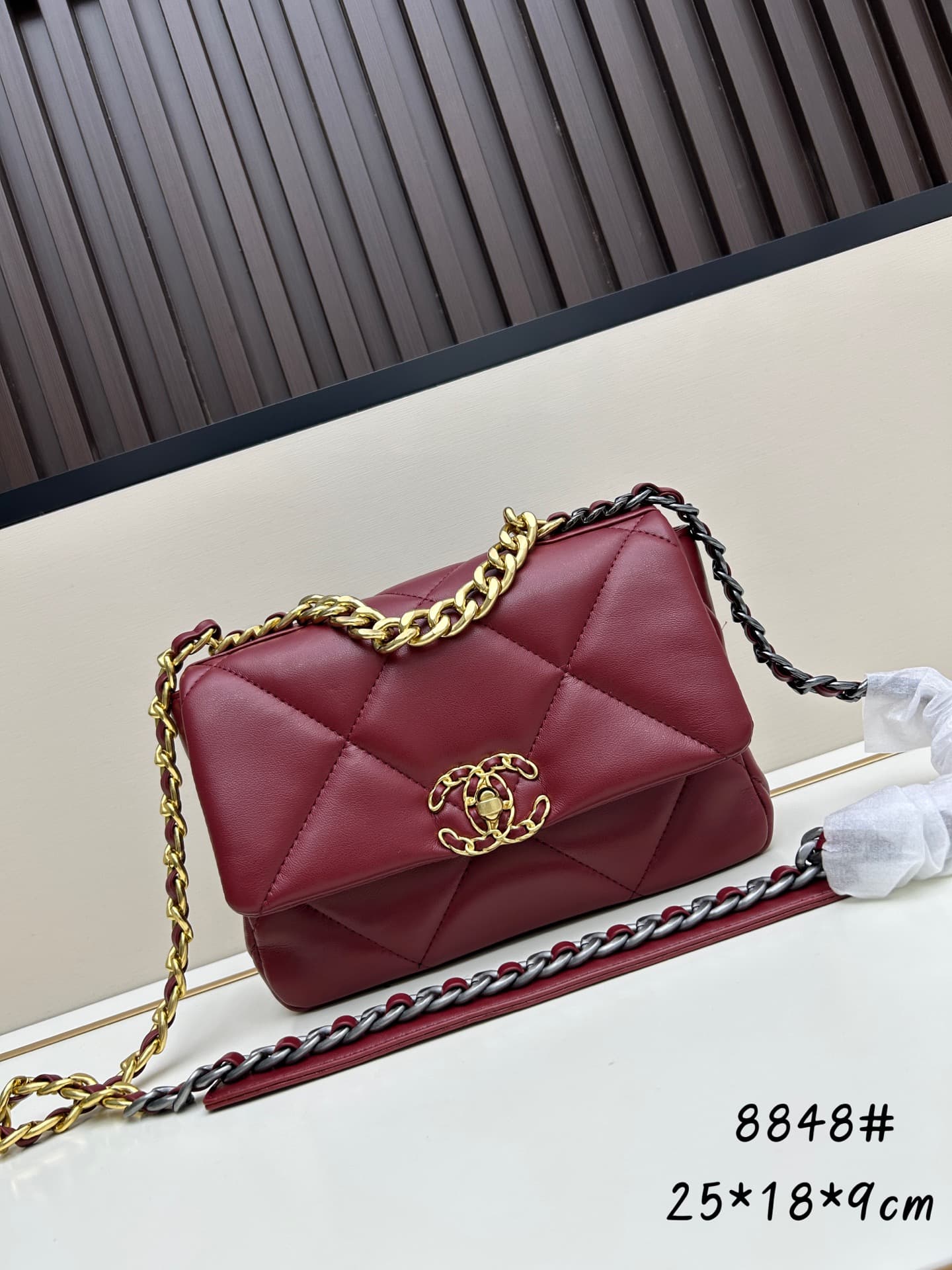 C704 New model bag💰 CHANEL Blanc 19bag||| A truly beautiful Snow White design – black and gold tones, red color for a festive look; it’s versatile and fashionable. The CHANEL 19bag bag is super cute; it’s extremely elegant and stylish, with a delicate app — image 2