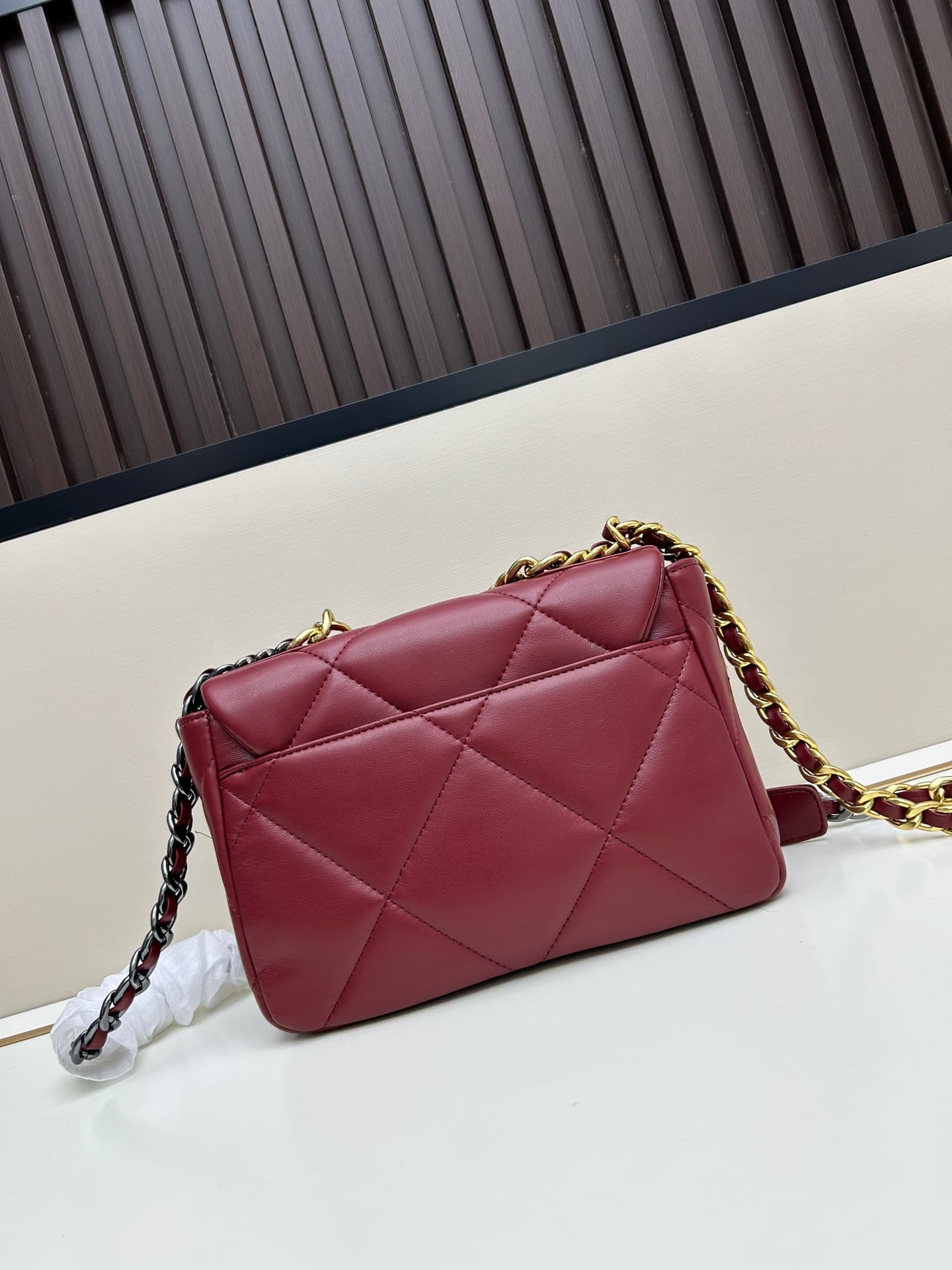 C706 New model bag💰 CHANEL. Platinum 19bag. It’s a super beautiful “Snow White” style bag – black and gold tones, red color for a festive look; it’s versatile and fashionable. The CHANEL 19bag is really stunning; it’s an elegant and stylish bag with a del — image 3