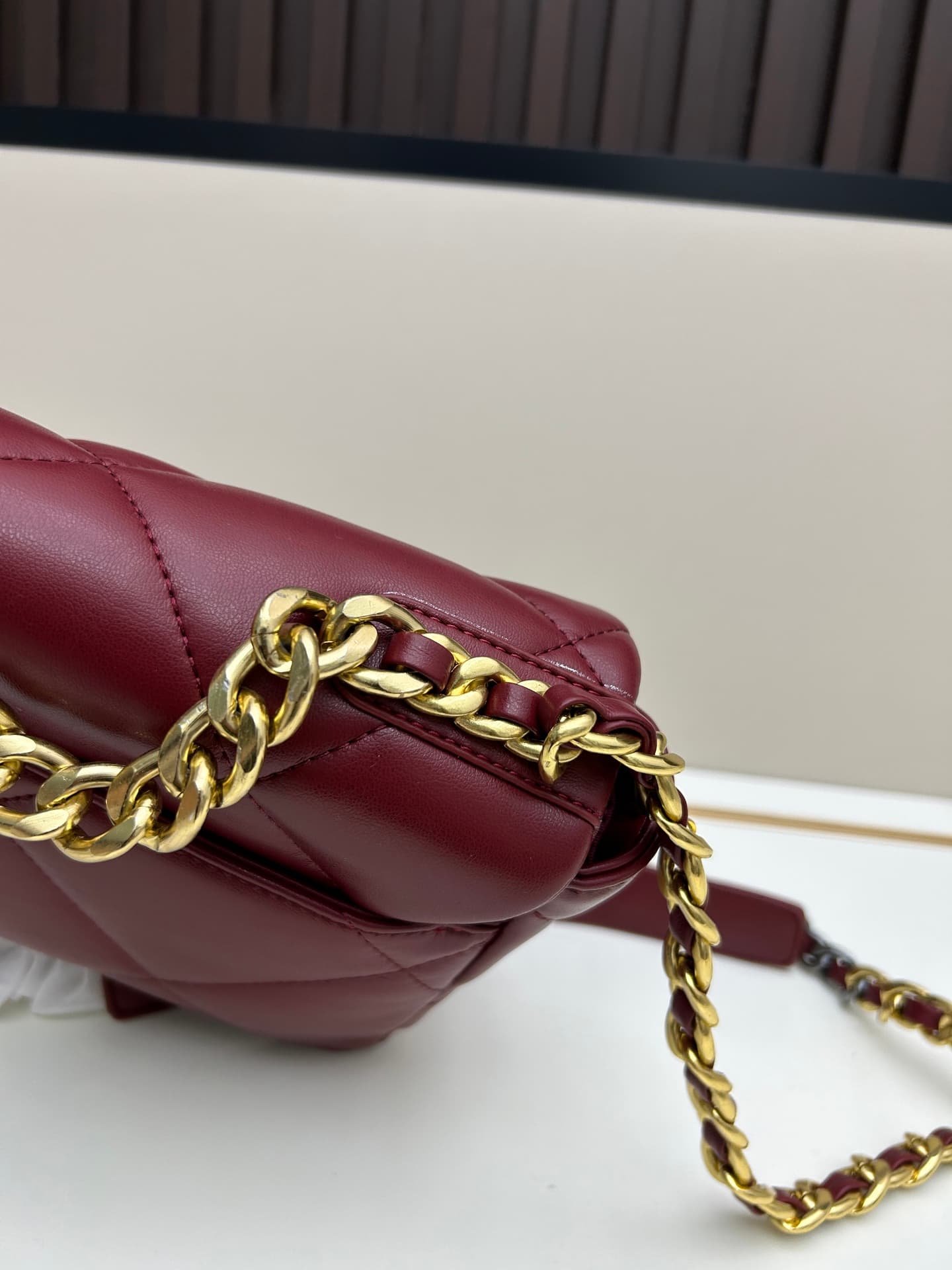 C706 New model bag💰 CHANEL. Platinum 19bag. It’s a super beautiful “Snow White” style bag – black and gold tones, red color for a festive look; it’s versatile and fashionable. The CHANEL 19bag is really stunning; it’s an elegant and stylish bag with a del — image 4