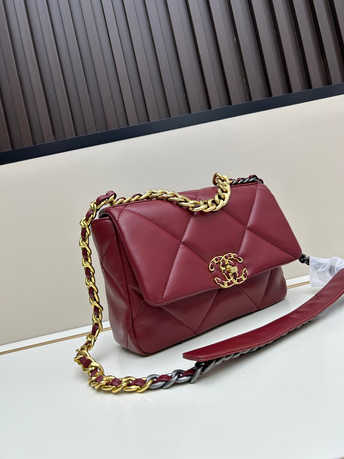 C706 New model bag💰 CHANEL. Platinum 19bag. It’s a super beautiful “Snow White” style bag – black and gold tones, red color for a festive look; it’s versatile and fashionable. The CHANEL 19bag is really stunning; it’s an elegant and stylish bag with a del — image 2