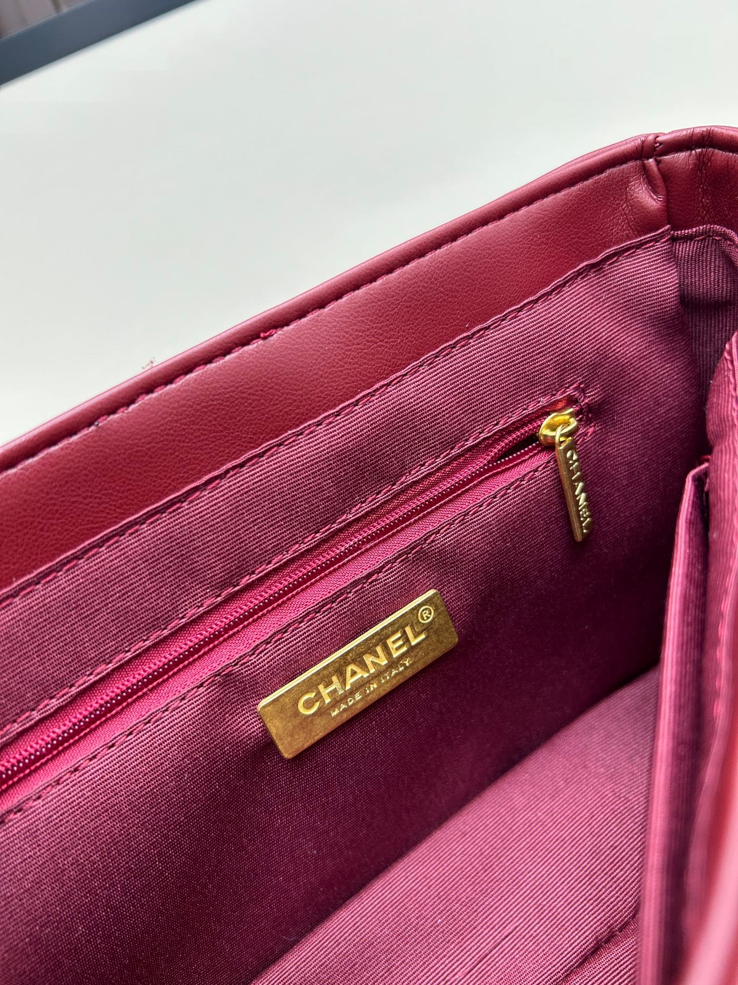 C706 New model bag💰 CHANEL. Platinum 19bag. It’s a super beautiful “Snow White” style bag – black and gold tones, red color for a festive look; it’s versatile and fashionable. The CHANEL 19bag is really stunning; it’s an elegant and stylish bag with a del — image 8