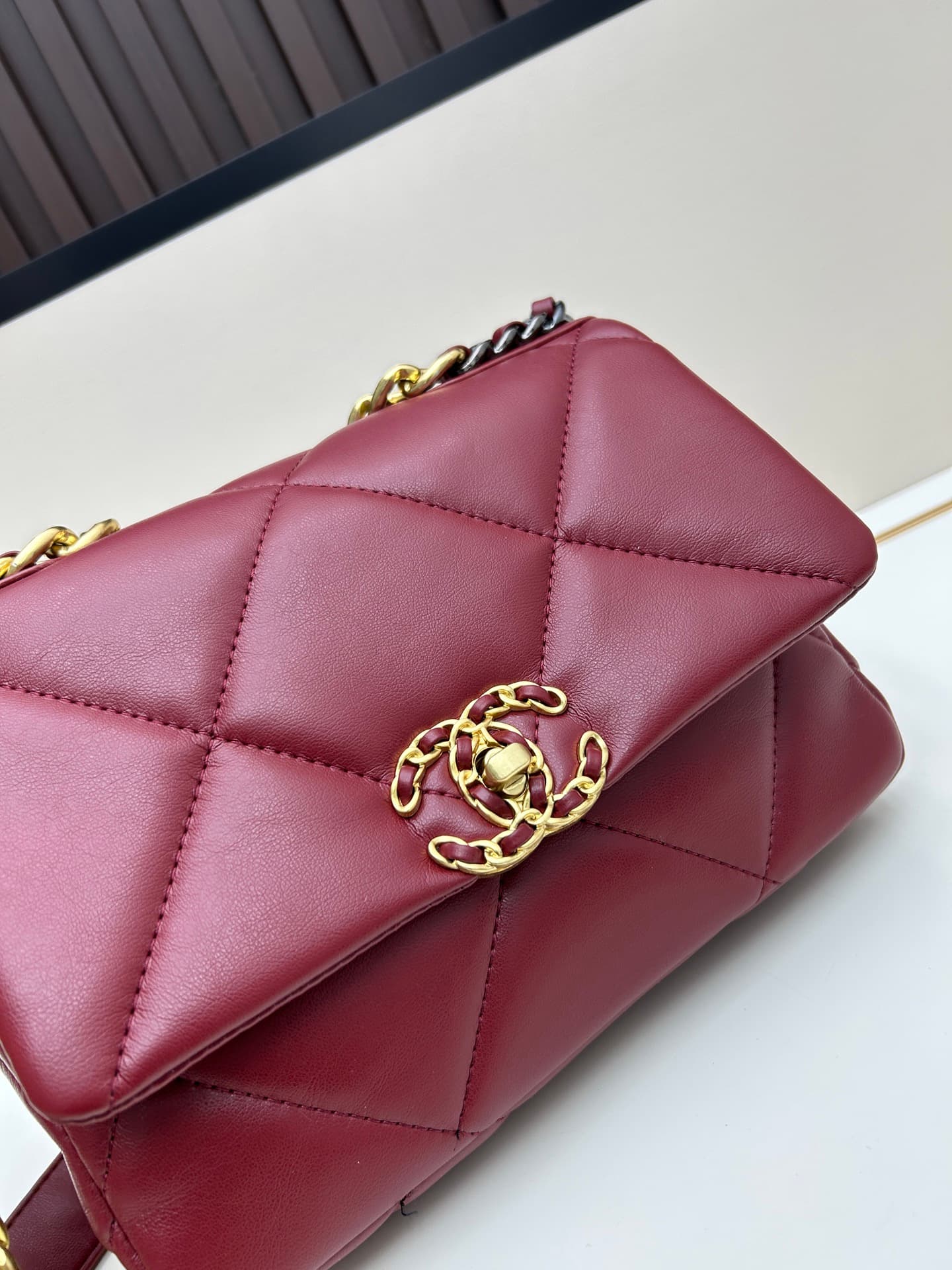 C706 New model bag💰 CHANEL. Platinum 19bag. It’s a super beautiful “Snow White” style bag – black and gold tones, red color for a festive look; it’s versatile and fashionable. The CHANEL 19bag is really stunning; it’s an elegant and stylish bag with a del — image 5