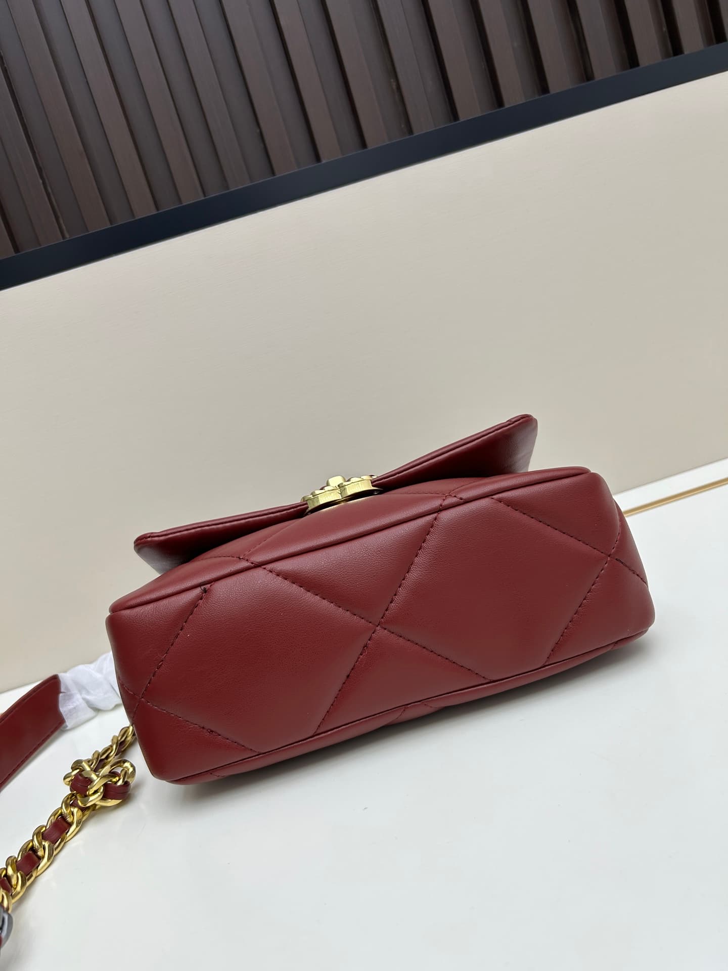 C706 New model bag💰 CHANEL. Platinum 19bag. It’s a super beautiful “Snow White” style bag – black and gold tones, red color for a festive look; it’s versatile and fashionable. The CHANEL 19bag is really stunning; it’s an elegant and stylish bag with a del — image 6