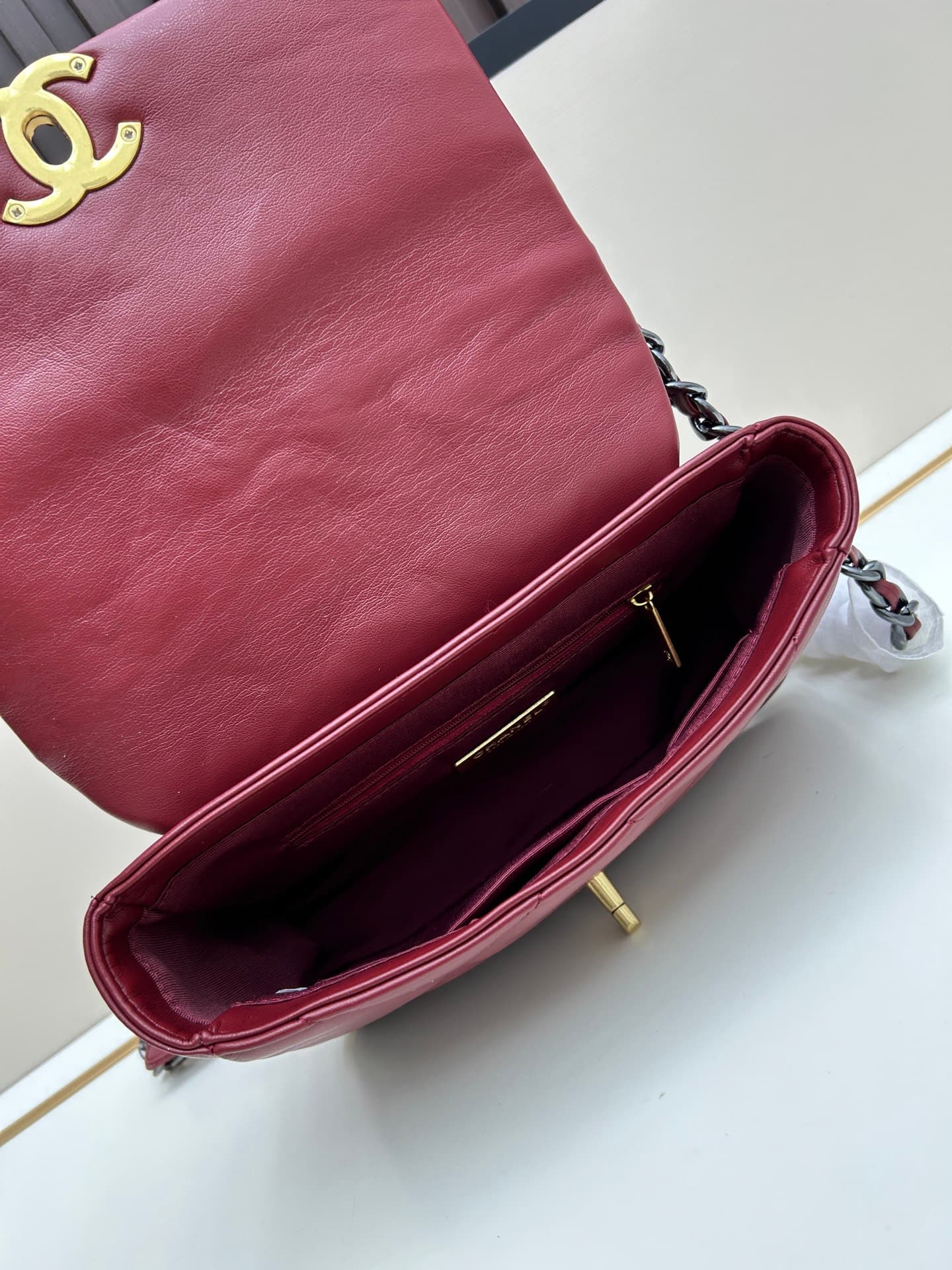 C706 New model bag💰 CHANEL. Platinum 19bag. It’s a super beautiful “Snow White” style bag – black and gold tones, red color for a festive look; it’s versatile and fashionable. The CHANEL 19bag is really stunning; it’s an elegant and stylish bag with a del — image 7