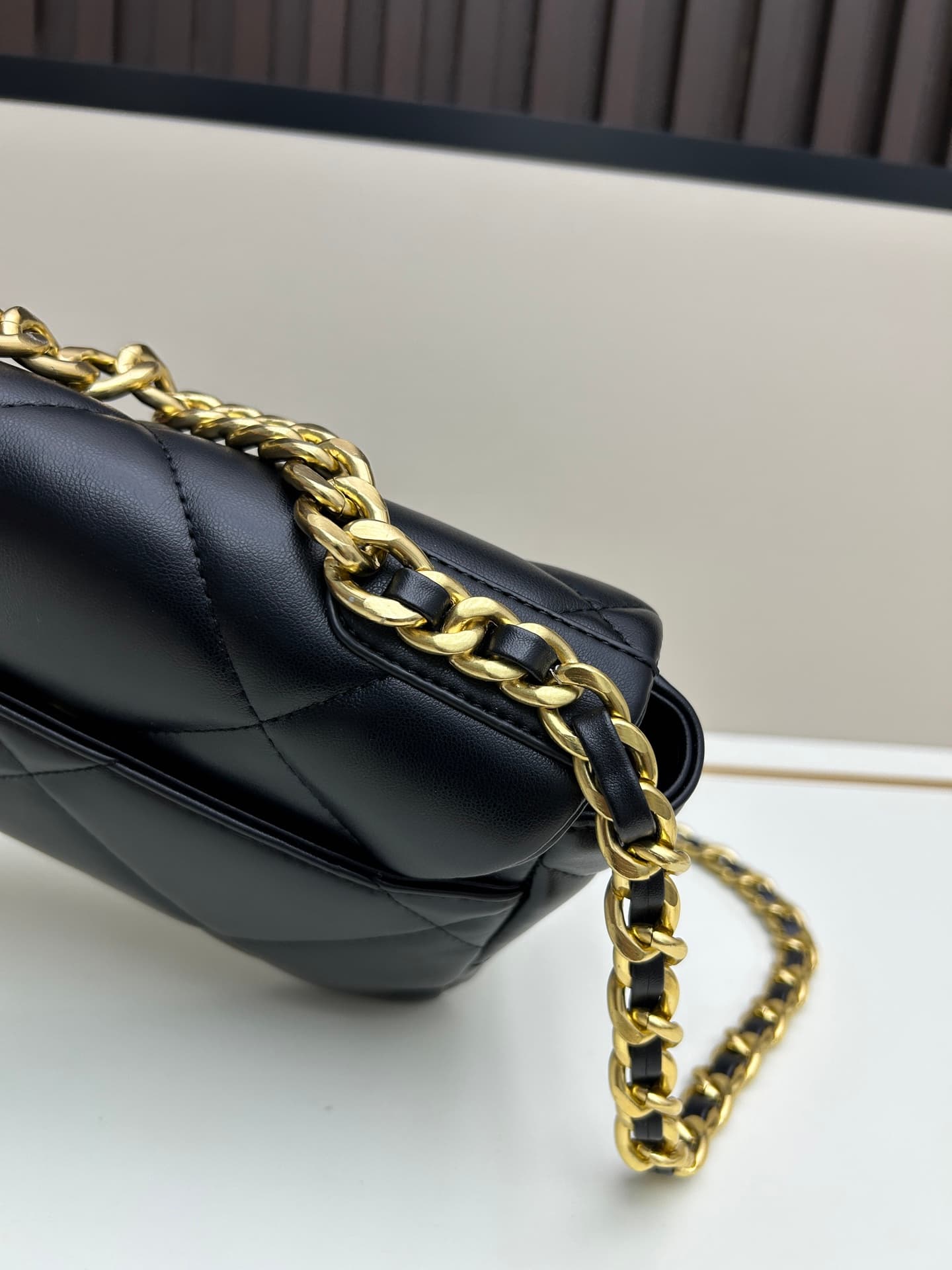 C705 New model bag💰 CHANEL Platinum 19bag||| A truly beautiful Snow White-like design – black and gold accents, red color for a festive look; it’s versatile and fashionable. The CHANEL 19bag is super cute; it’s an elegant and stylish bag with a high level — image 4