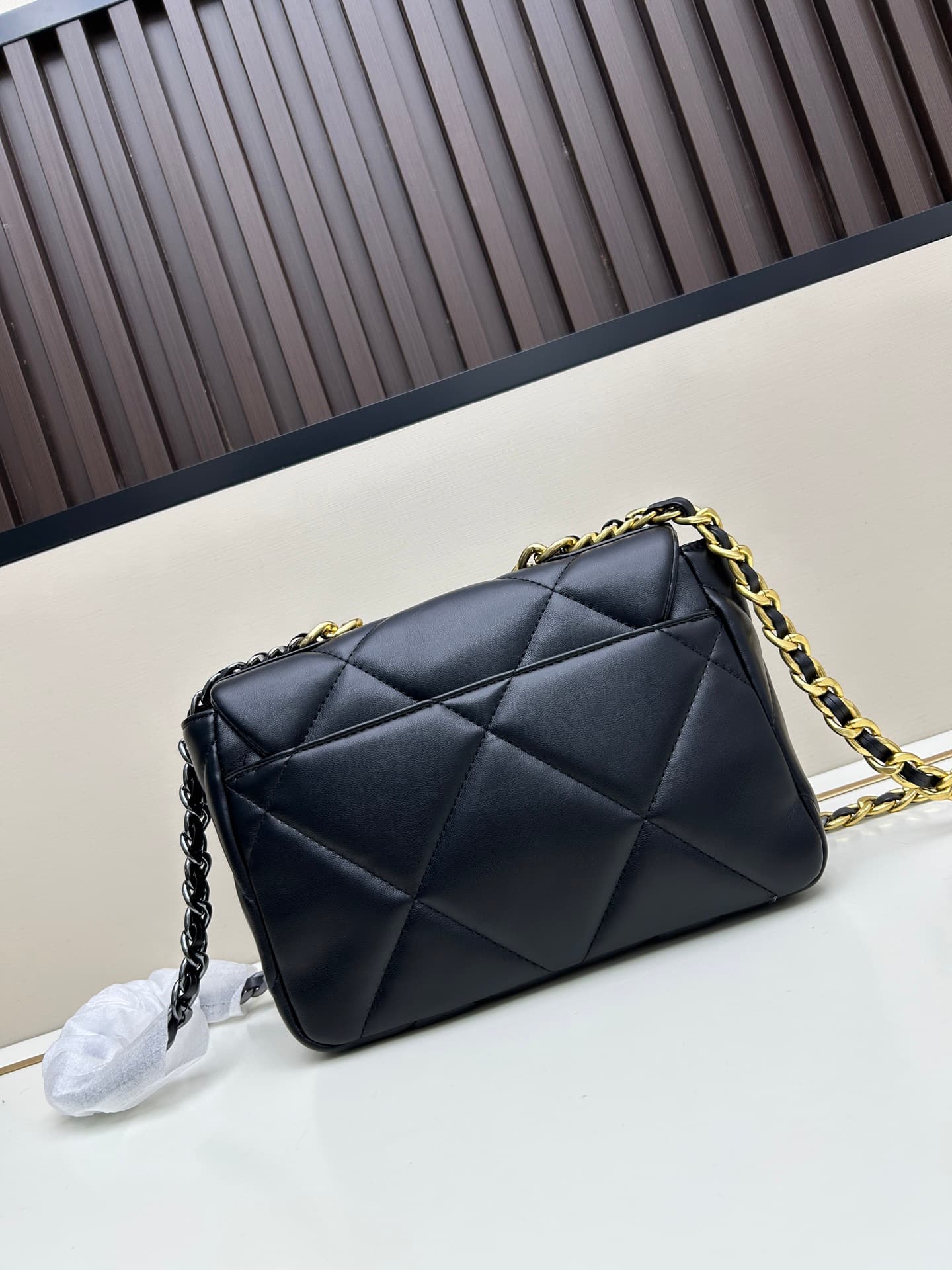 C705 New model bag💰 CHANEL Platinum 19bag||| A truly beautiful Snow White-like design – black and gold accents, red color for a festive look; it’s versatile and fashionable. The CHANEL 19bag is super cute; it’s an elegant and stylish bag with a high level — image 3