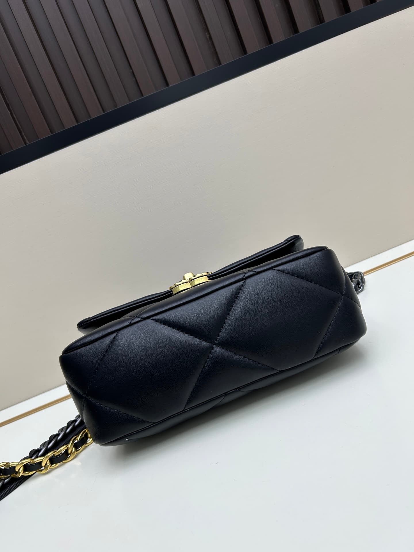 C705 New model bag💰 CHANEL Platinum 19bag||| A truly beautiful Snow White-like design – black and gold accents, red color for a festive look; it’s versatile and fashionable. The CHANEL 19bag is super cute; it’s an elegant and stylish bag with a high level — image 6
