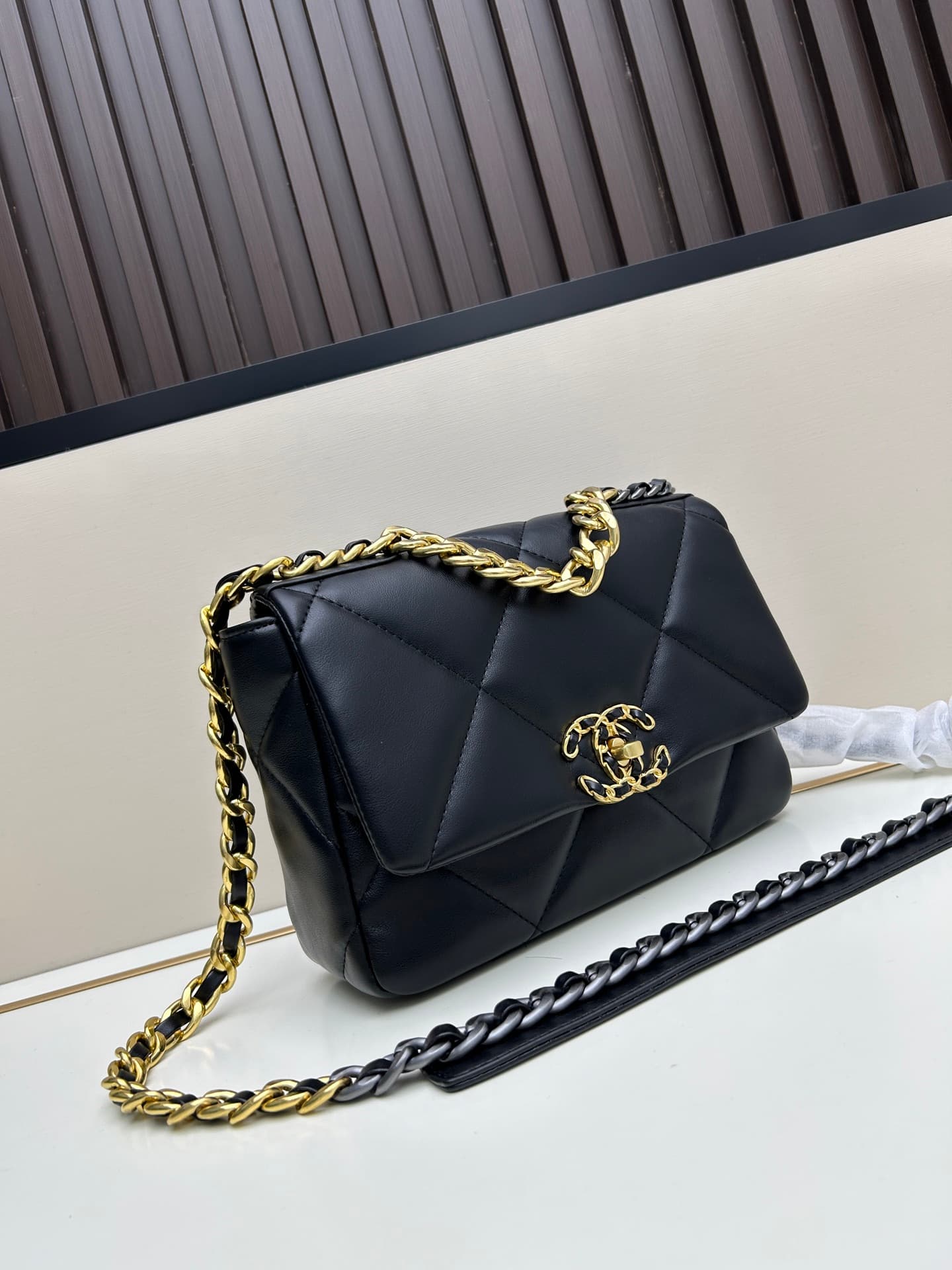 C705 New model bag💰 CHANEL Platinum 19bag||| A truly beautiful Snow White-like design – black and gold accents, red color for a festive look; it’s versatile and fashionable. The CHANEL 19bag is super cute; it’s an elegant and stylish bag with a high level — image 2