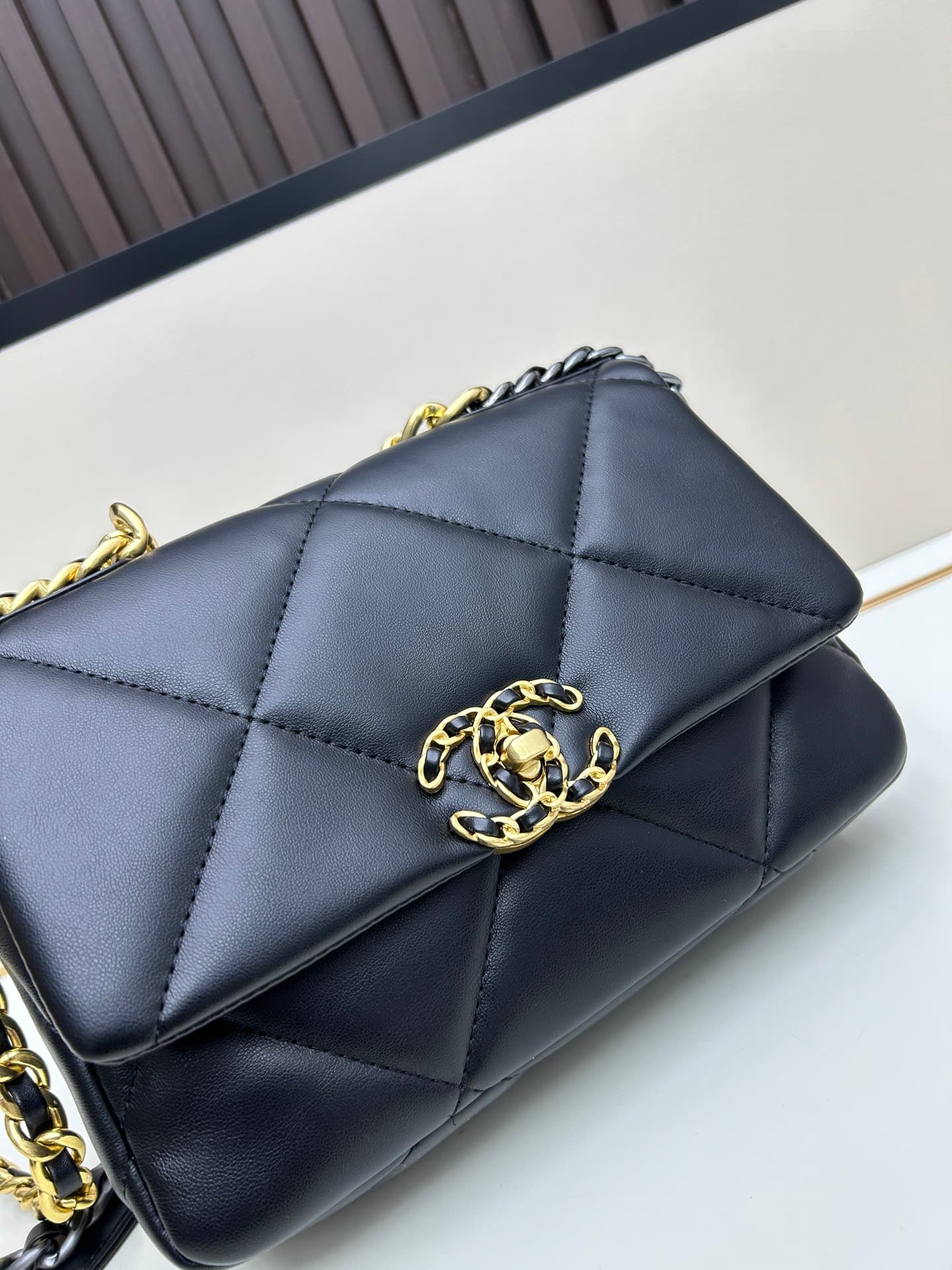 C705 New model bag💰 CHANEL Platinum 19bag||| A truly beautiful Snow White-like design – black and gold accents, red color for a festive look; it’s versatile and fashionable. The CHANEL 19bag is super cute; it’s an elegant and stylish bag with a high level — image 5