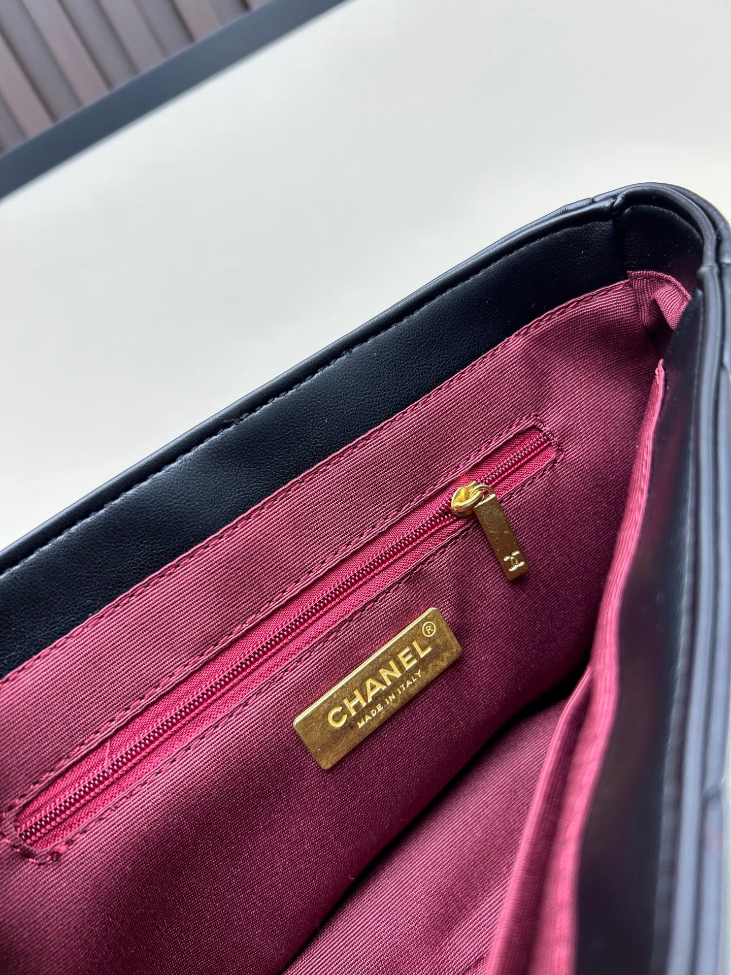 C705 New model bag💰 CHANEL Platinum 19bag||| A truly beautiful Snow White-like design – black and gold accents, red color for a festive look; it’s versatile and fashionable. The CHANEL 19bag is super cute; it’s an elegant and stylish bag with a high level — image 8