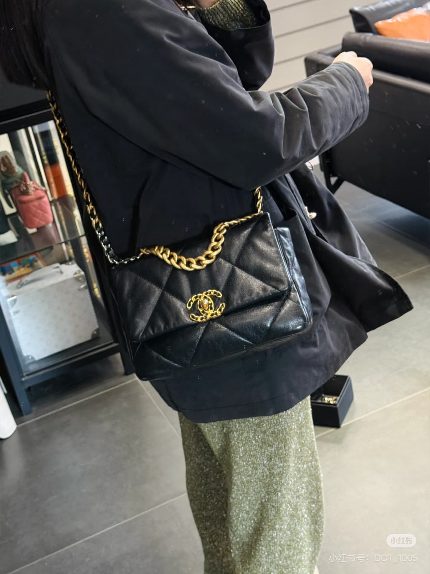 C703 New style bag💰 CHANEL 19bag. It’s a truly beautiful “Snow White” design – black and gold tones, red color for a festive look; it’s versatile and fashionable. The CHANEL 19bag bag is super cute; it’s elegant and trendy, with a delicate appearance. It  — image 7