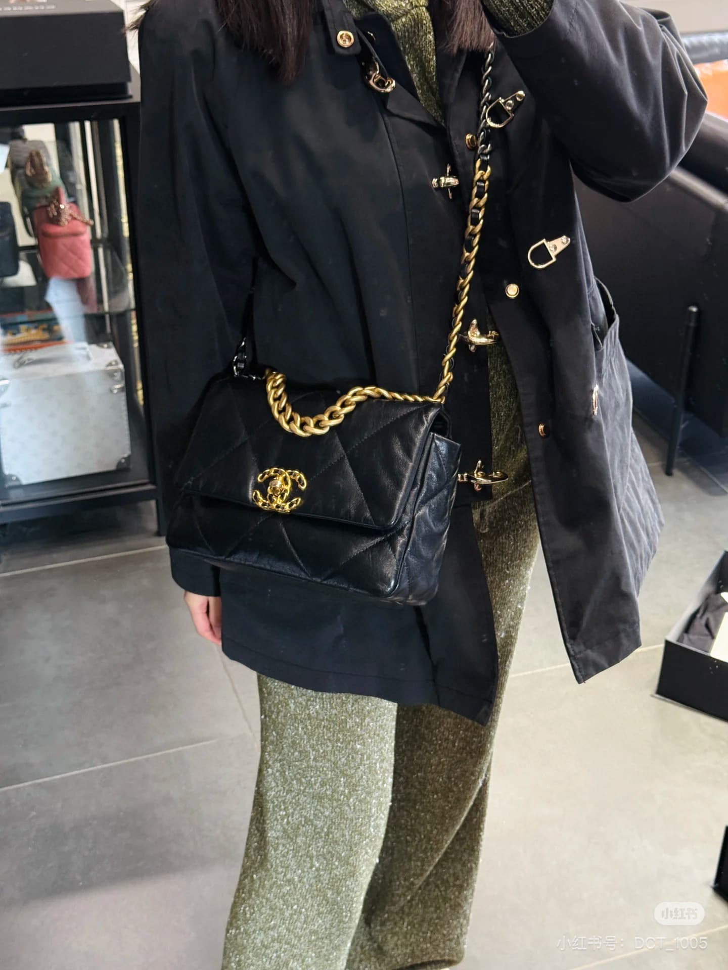 C703 New style bag💰 CHANEL 19bag. It’s a truly beautiful “Snow White” design – black and gold tones, red color for a festive look; it’s versatile and fashionable. The CHANEL 19bag bag is super cute; it’s elegant and trendy, with a delicate appearance. It  — image 6