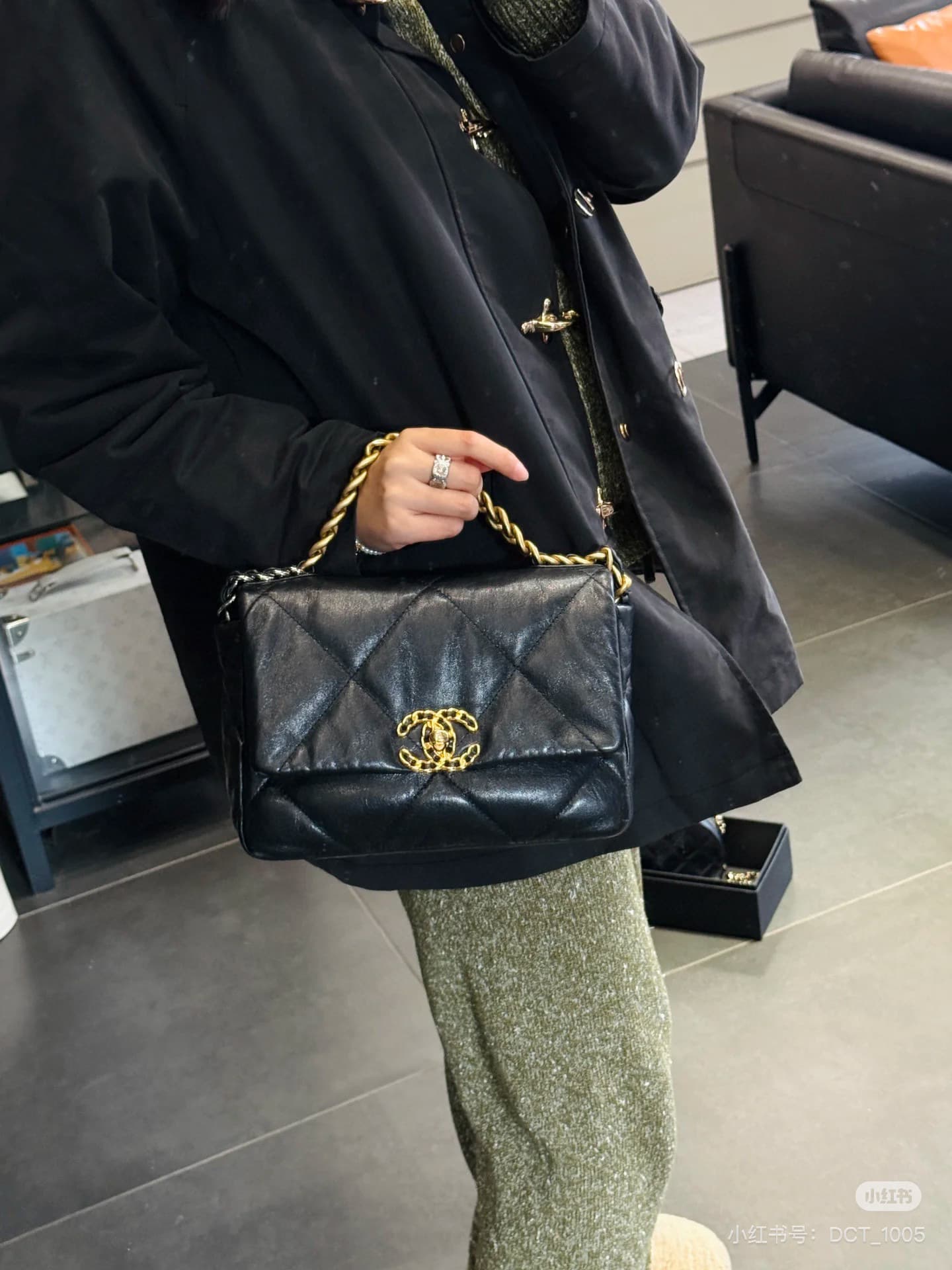 C703 New style bag💰 CHANEL 19bag. It’s a truly beautiful “Snow White” design – black and gold tones, red color for a festive look; it’s versatile and fashionable. The CHANEL 19bag bag is super cute; it’s elegant and trendy, with a delicate appearance. It  — image 5
