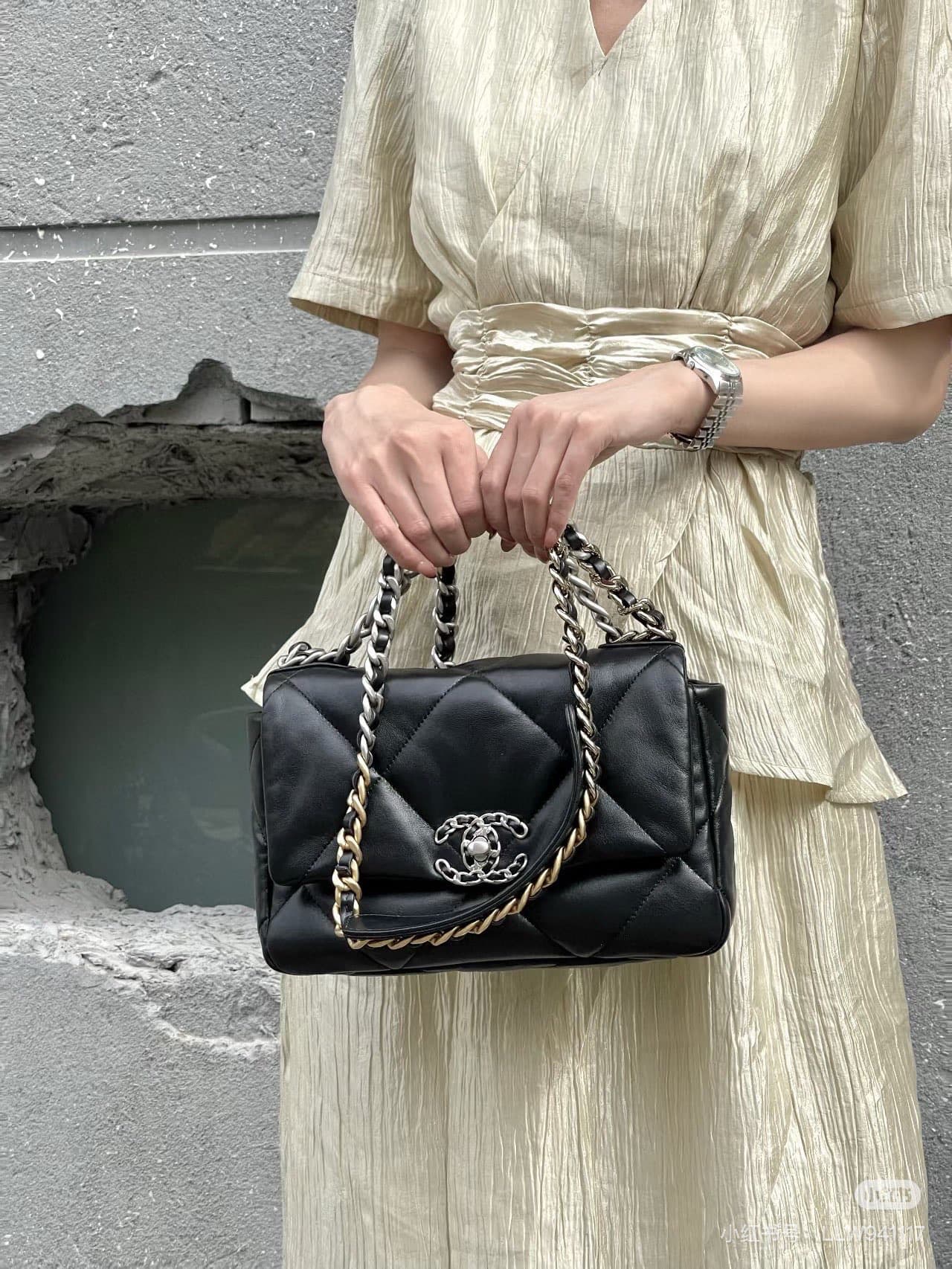 C703 New style bag💰 CHANEL 19bag. It’s a truly beautiful “Snow White” design – black and gold tones, red color for a festive look; it’s versatile and fashionable. The CHANEL 19bag bag is super cute; it’s elegant and trendy, with a delicate appearance. It  — image 3