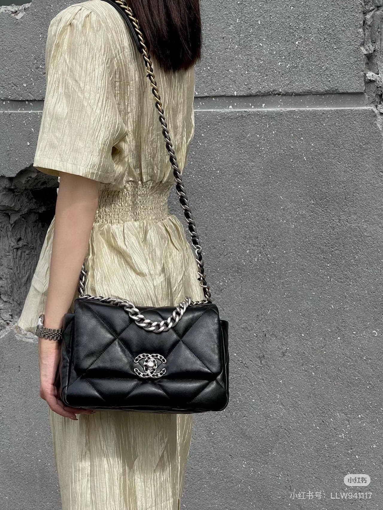C703 New style bag💰 CHANEL 19bag. It’s a truly beautiful “Snow White” design – black and gold tones, red color for a festive look; it’s versatile and fashionable. The CHANEL 19bag bag is super cute; it’s elegant and trendy, with a delicate appearance. It  — image 2