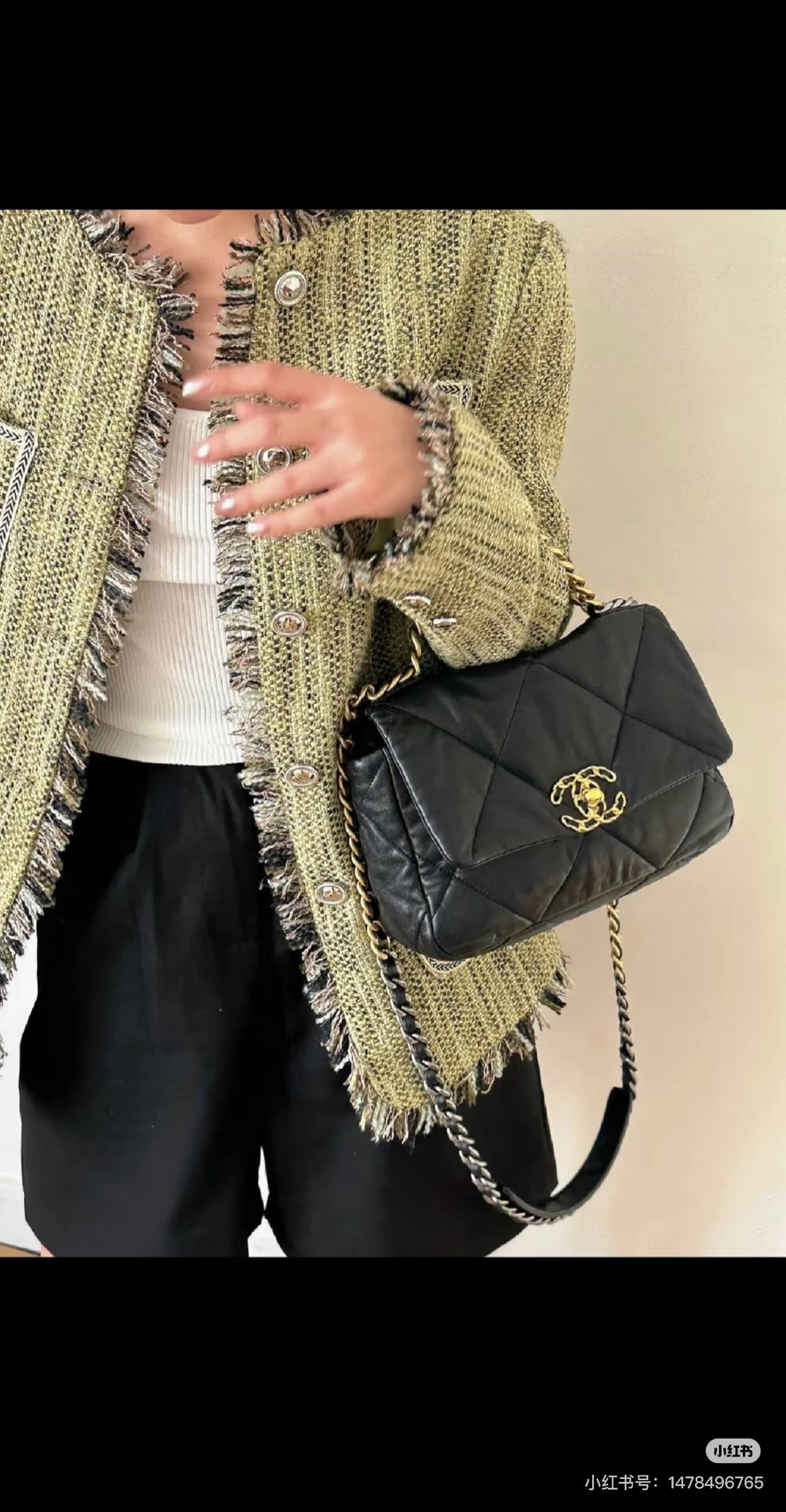 C703 New style bag💰 CHANEL 19bag. It’s a truly beautiful “Snow White” design – black and gold tones, red color for a festive look; it’s versatile and fashionable. The CHANEL 19bag bag is super cute; it’s elegant and trendy, with a delicate appearance. It  — image 8