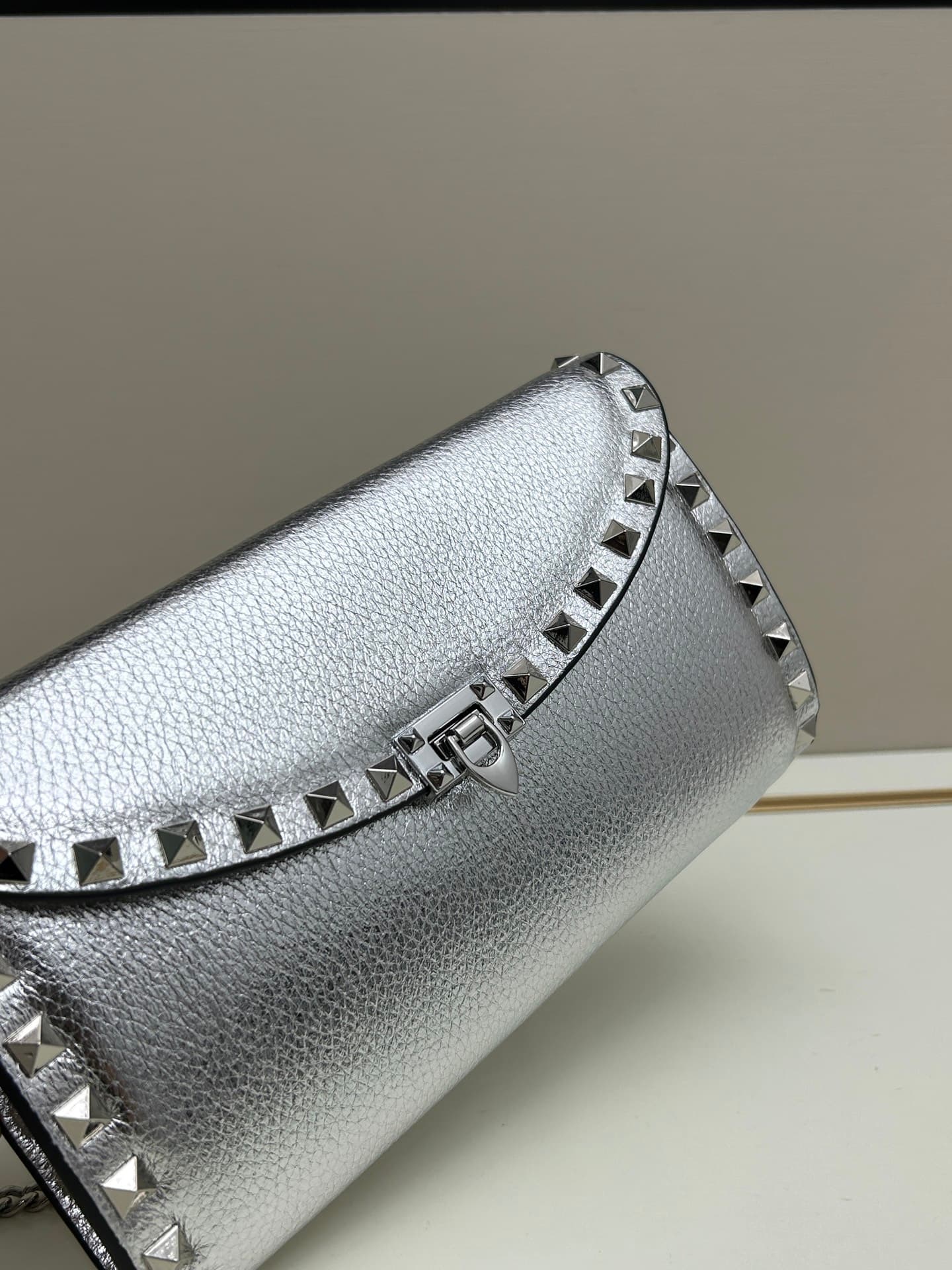 C8300 Garavani Rockstud Mini leather crossbody bag, featuring the iconic hook-clasp closure design — image 3