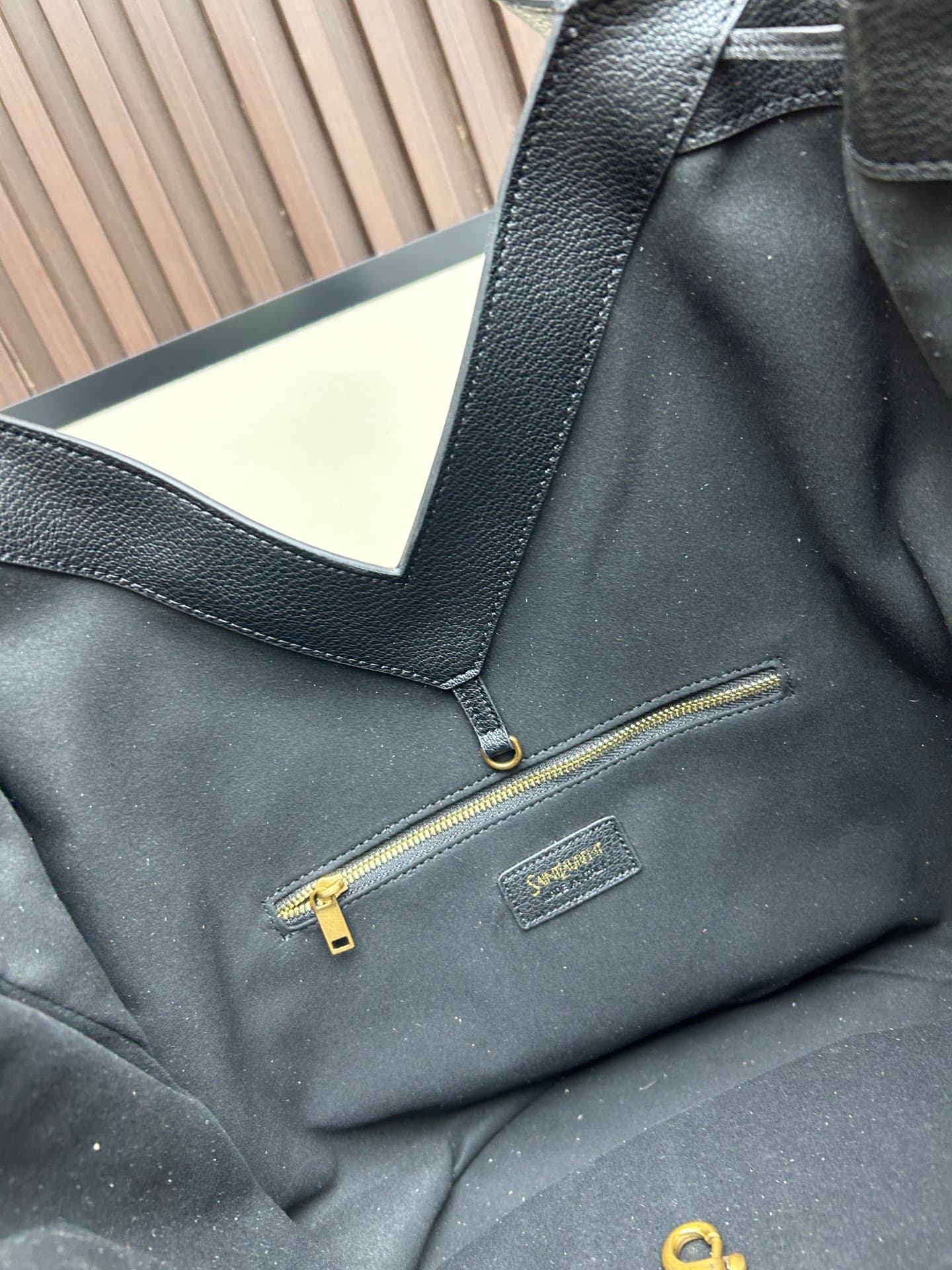 C8741 New Saint Laurent tote bag 【Exclusive background】Y brand’s new fine-textured leather tote bag! It features a full lining of the same colorful fur texture material. The bag is adorned with the elegant Y logo inspired by the brand’s historical collect — image 8