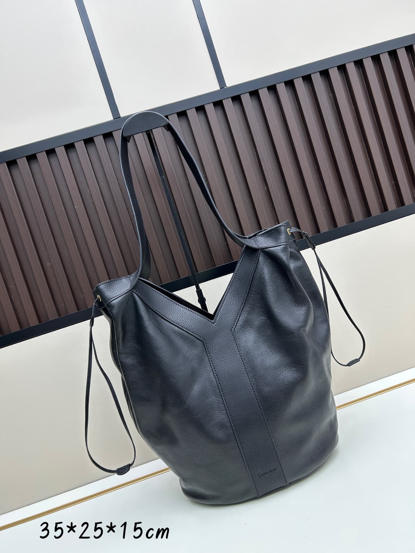 C8738 New Saint Laurent tote bag [Exclusive background] Y brand’s new high-quality leather tote bag! It features a full lining of the same color as the leather surface. The bag is decorated with the elegant Y logo, which was inspired by the brand’s histor — image 3