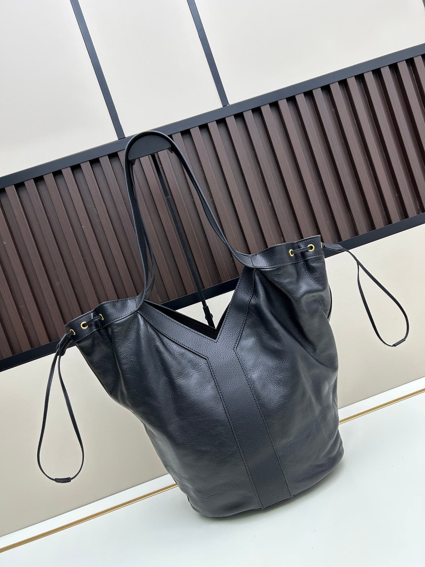 C8741 New Saint Laurent tote bag 【Exclusive background】Y brand’s new fine-textured leather tote bag! It features a full lining of the same colorful fur texture material. The bag is adorned with the elegant Y logo inspired by the brand’s historical collect — image 2