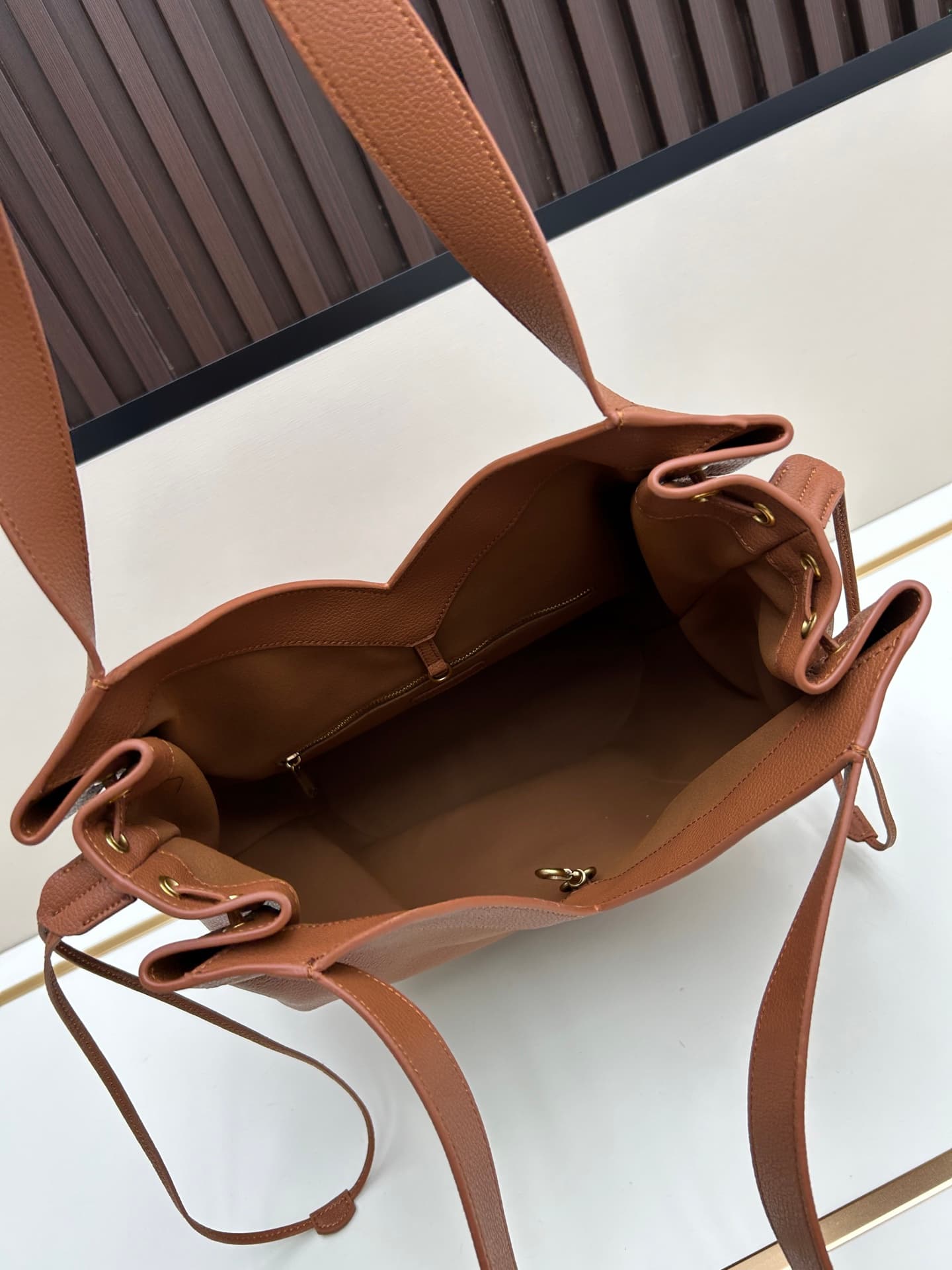 C8740 New Saint Laurent tote bag 【Exclusive background】 Y brand’s new tote bag made of fine grain leather! It features a lining of fur-like material in the same color scheme. The bag is adorned with the elegant Y logo, which draws inspiration from the bra — image 7