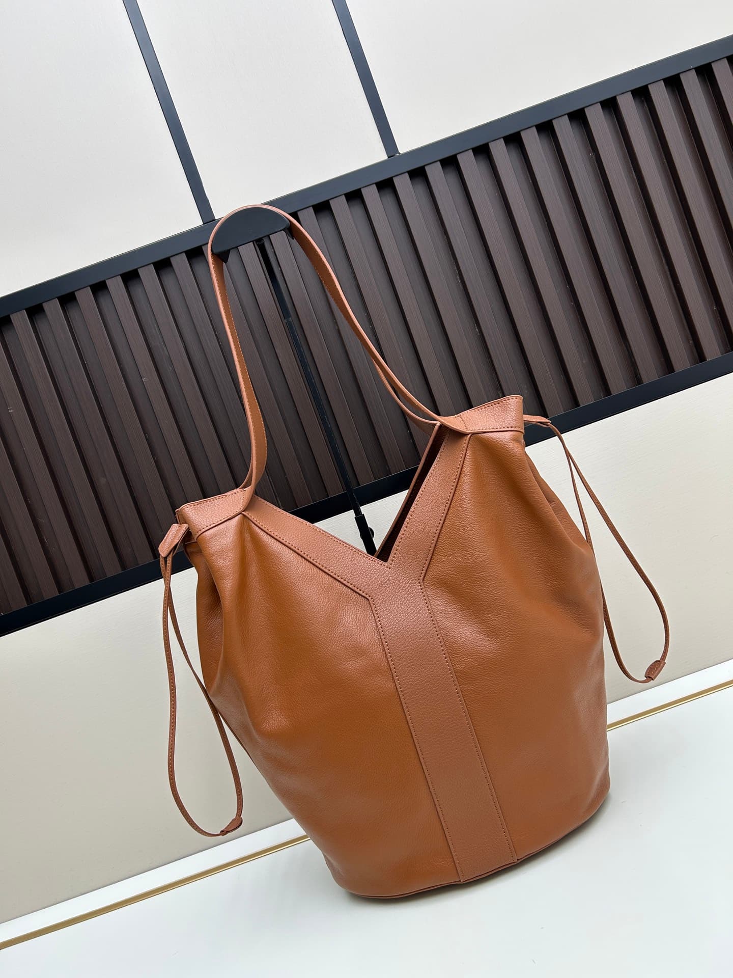C8740 New Saint Laurent tote bag 【Exclusive background】 Y brand’s new tote bag made of fine grain leather! It features a lining of fur-like material in the same color scheme. The bag is adorned with the elegant Y logo, which draws inspiration from the bra — image 2