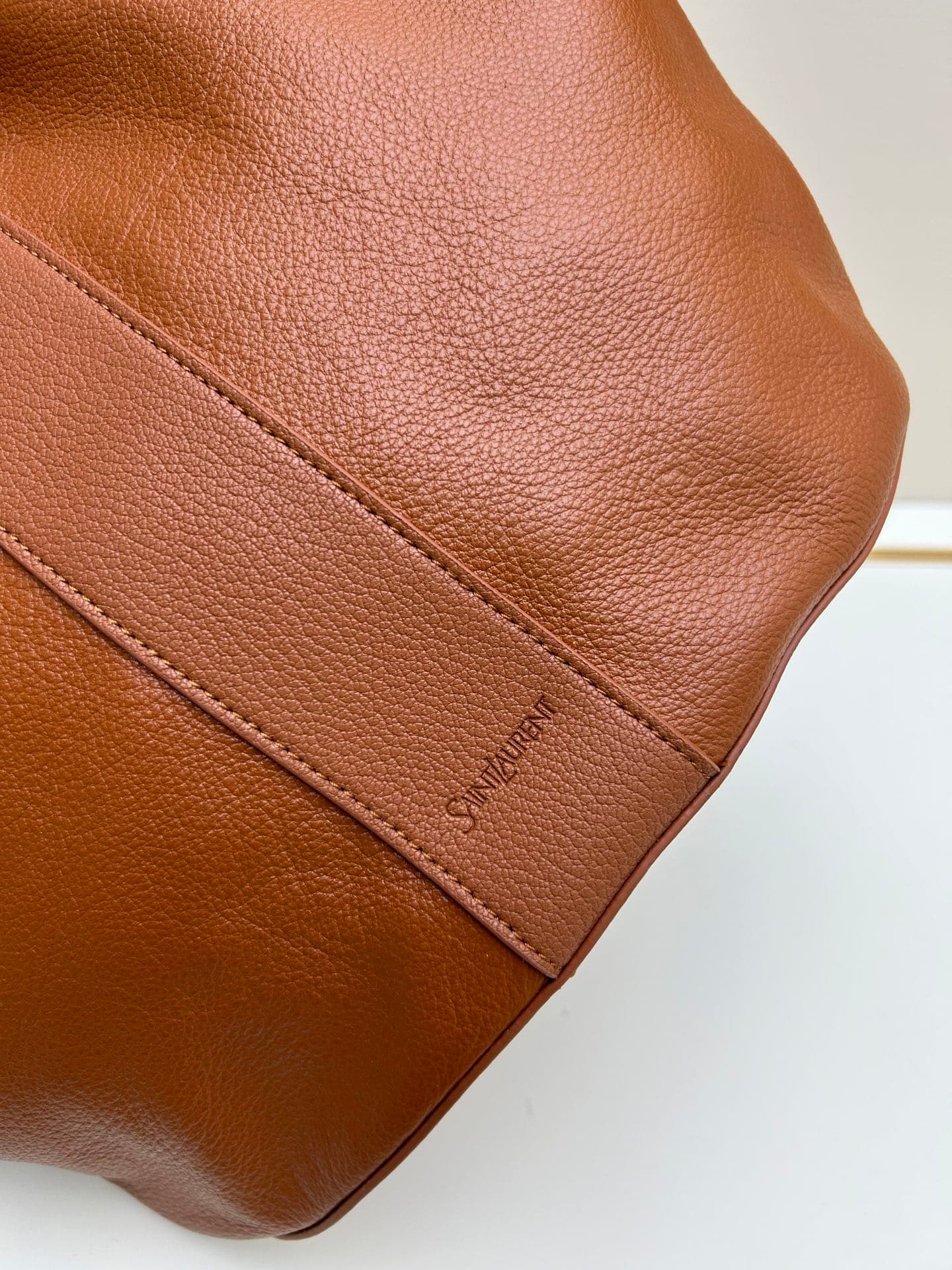 C8740 New Saint Laurent tote bag 【Exclusive background】 Y brand’s new tote bag made of fine grain leather! It features a lining of fur-like material in the same color scheme. The bag is adorned with the elegant Y logo, which draws inspiration from the bra — image 4