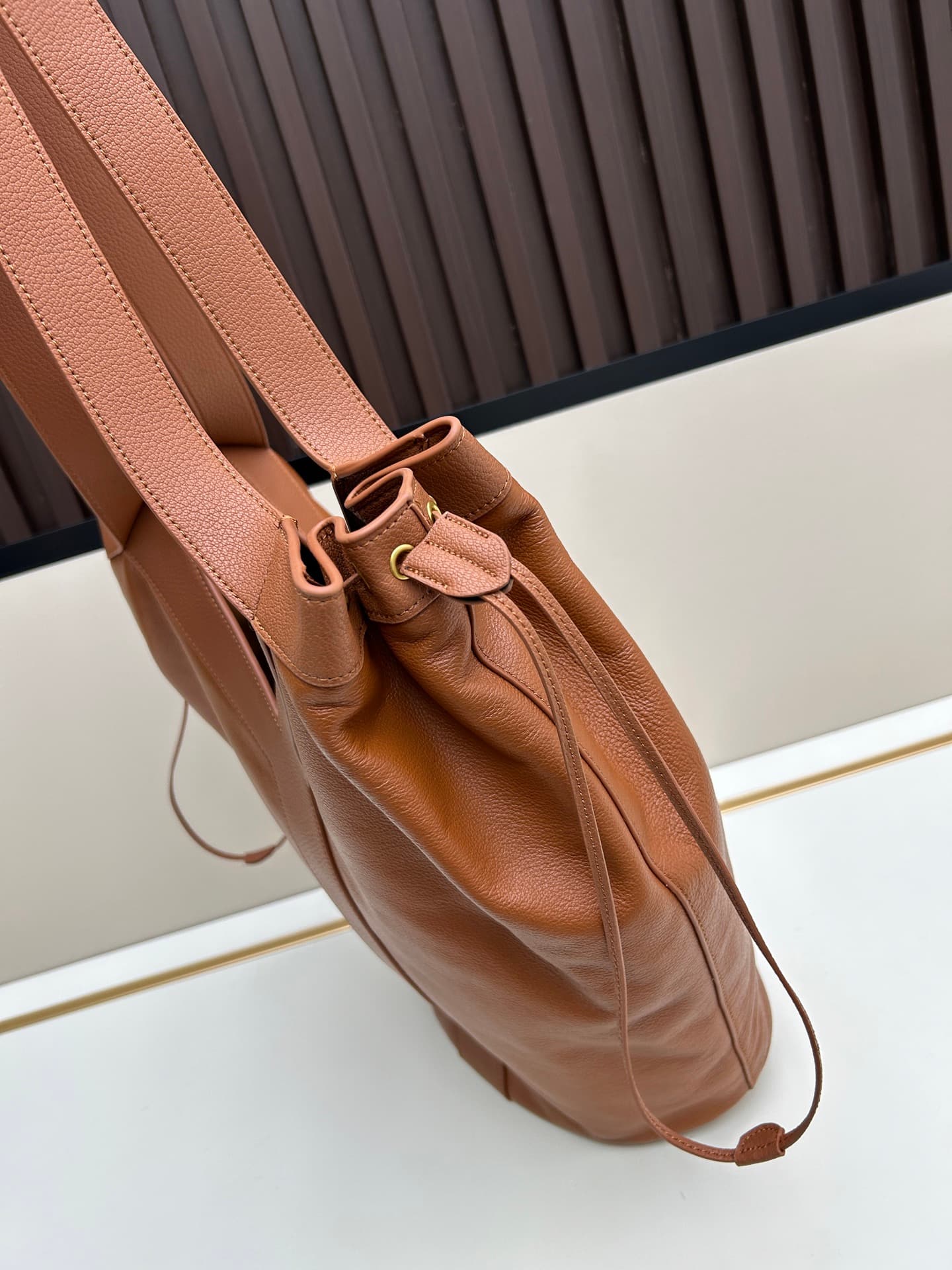 C8740 New Saint Laurent tote bag 【Exclusive background】 Y brand’s new tote bag made of fine grain leather! It features a lining of fur-like material in the same color scheme. The bag is adorned with the elegant Y logo, which draws inspiration from the bra — image 3