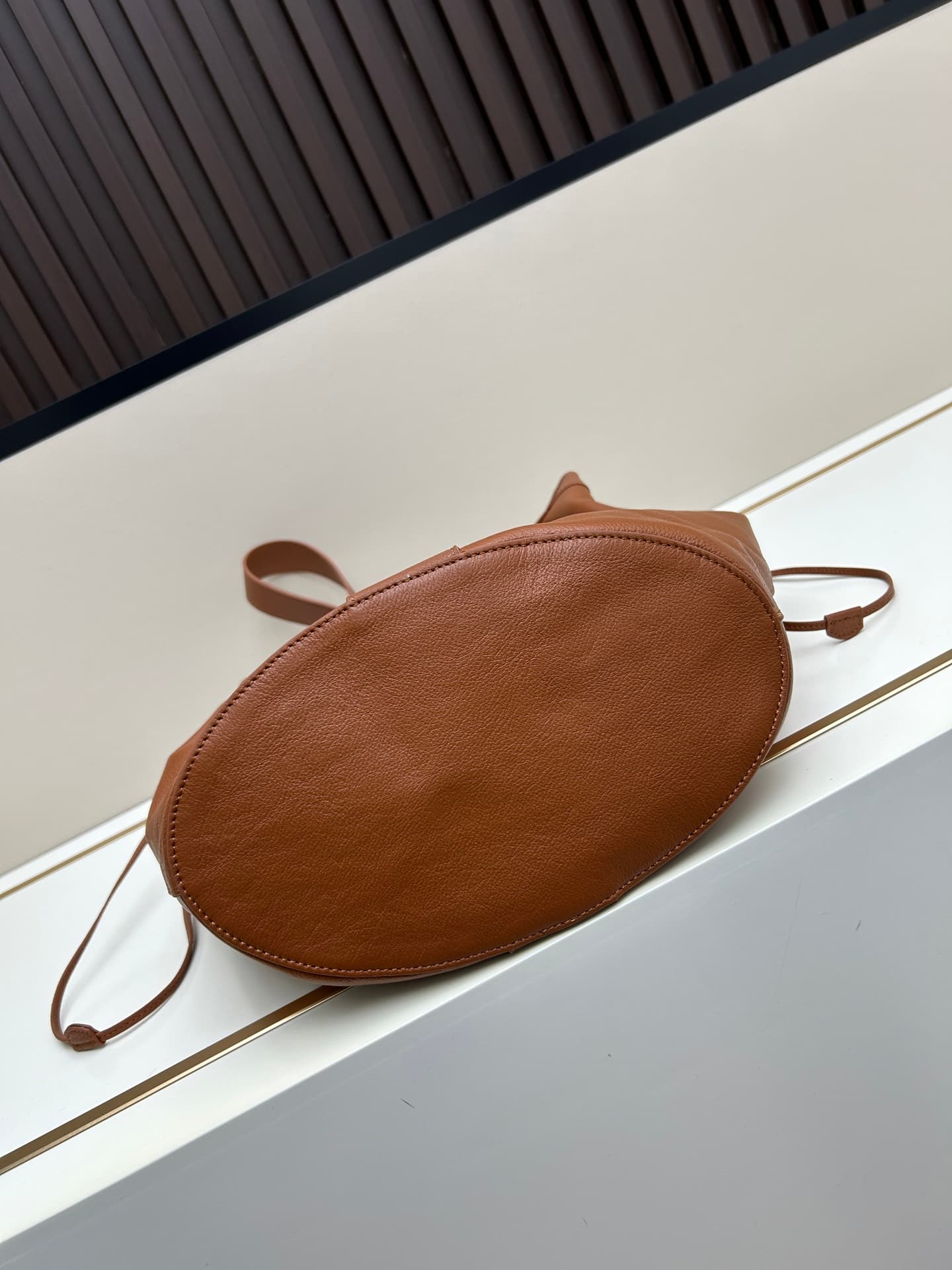 C8740 New Saint Laurent tote bag 【Exclusive background】 Y brand’s new tote bag made of fine grain leather! It features a lining of fur-like material in the same color scheme. The bag is adorned with the elegant Y logo, which draws inspiration from the bra — image 5
