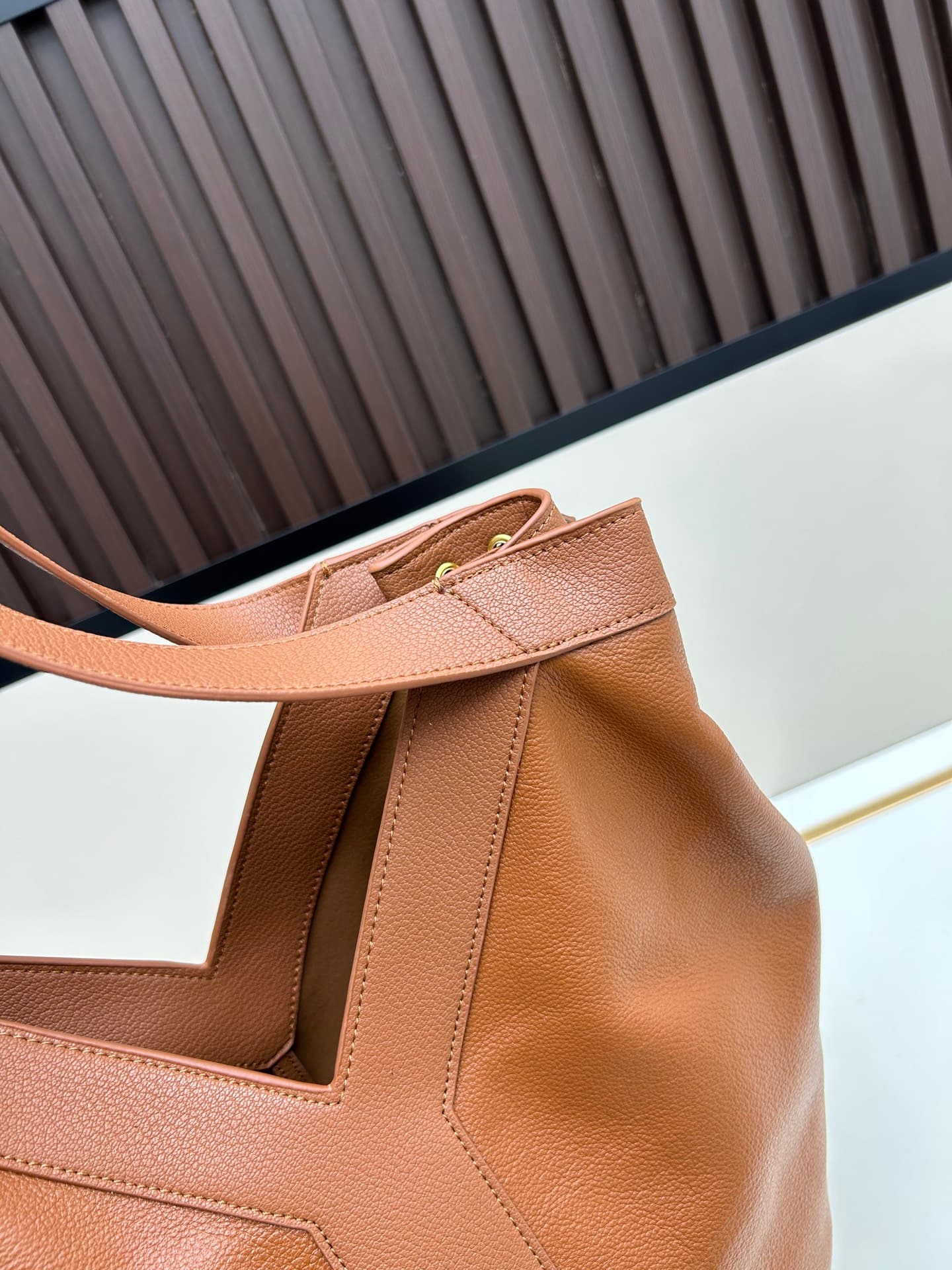C8740 New Saint Laurent tote bag 【Exclusive background】 Y brand’s new tote bag made of fine grain leather! It features a lining of fur-like material in the same color scheme. The bag is adorned with the elegant Y logo, which draws inspiration from the bra — image 6