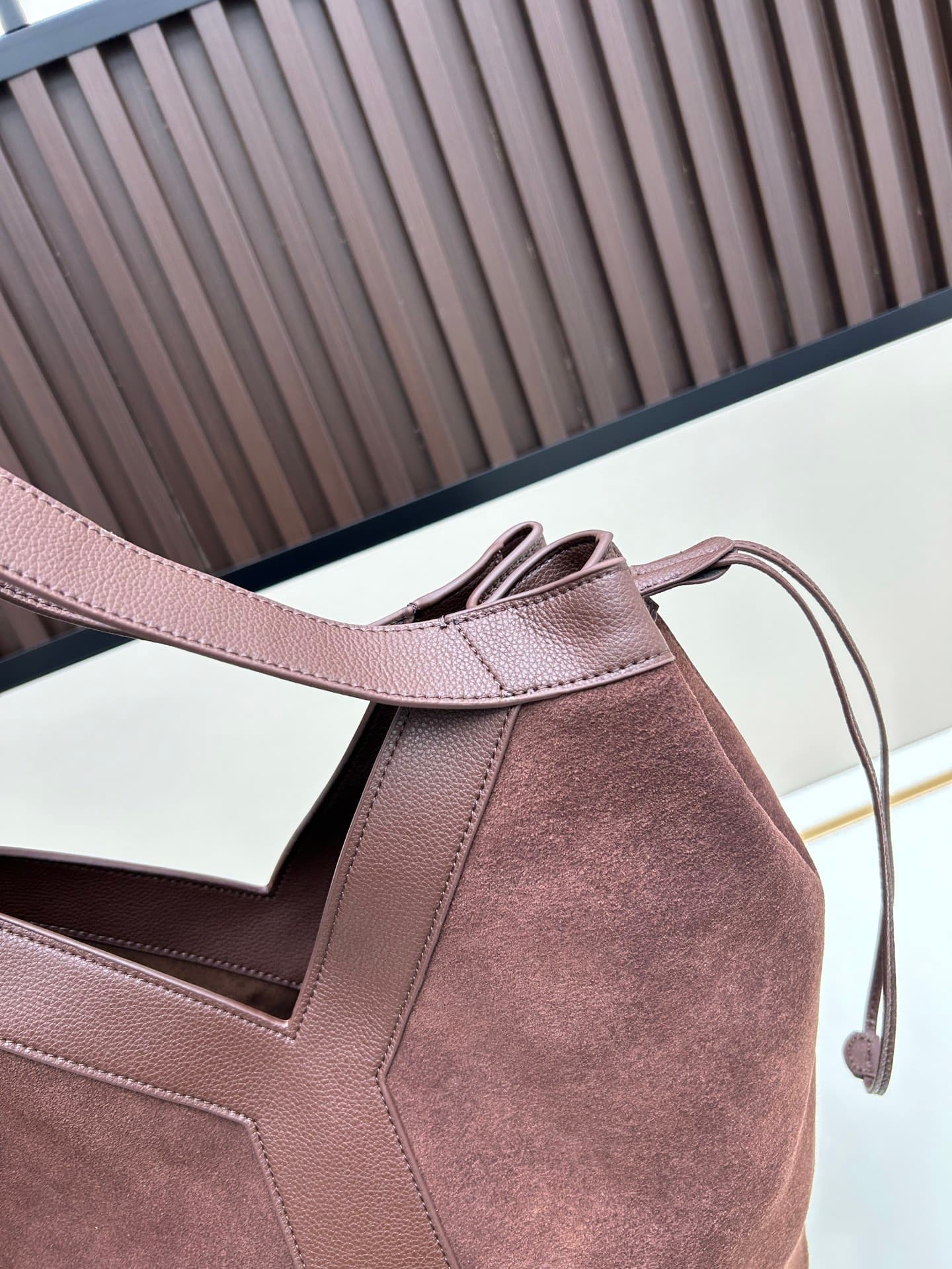 C8739 New Saint Laurent tote bag 【Exclusive background】 Y brand’s new fine-textured leather tote bag! It features a full lining of the same colorful fur texture material. The bag is adorned with the elegant Y logo inspired by the brand’s historical collec — image 6