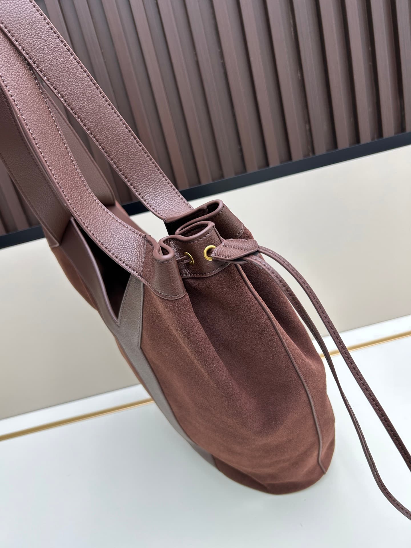 C8739 New Saint Laurent tote bag 【Exclusive background】 Y brand’s new fine-textured leather tote bag! It features a full lining of the same colorful fur texture material. The bag is adorned with the elegant Y logo inspired by the brand’s historical collec — image 3