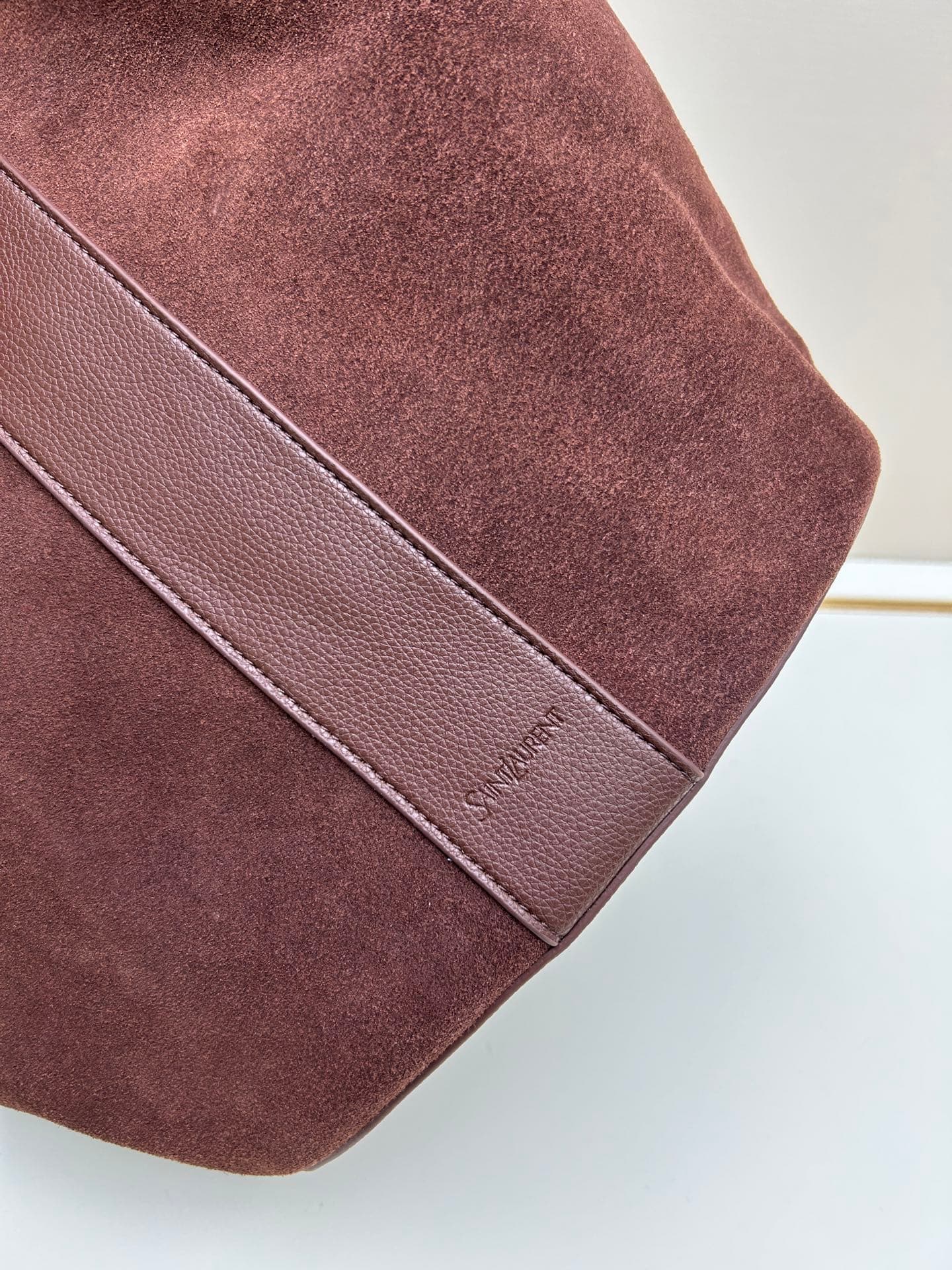 C8739 New Saint Laurent tote bag 【Exclusive background】 Y brand’s new fine-textured leather tote bag! It features a full lining of the same colorful fur texture material. The bag is adorned with the elegant Y logo inspired by the brand’s historical collec — image 4